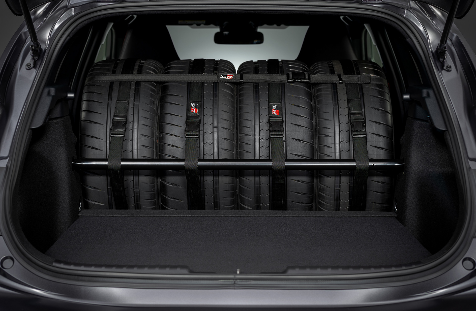 GRパーツの「GRフレックスベルト」を使えばタイヤの固定も可能