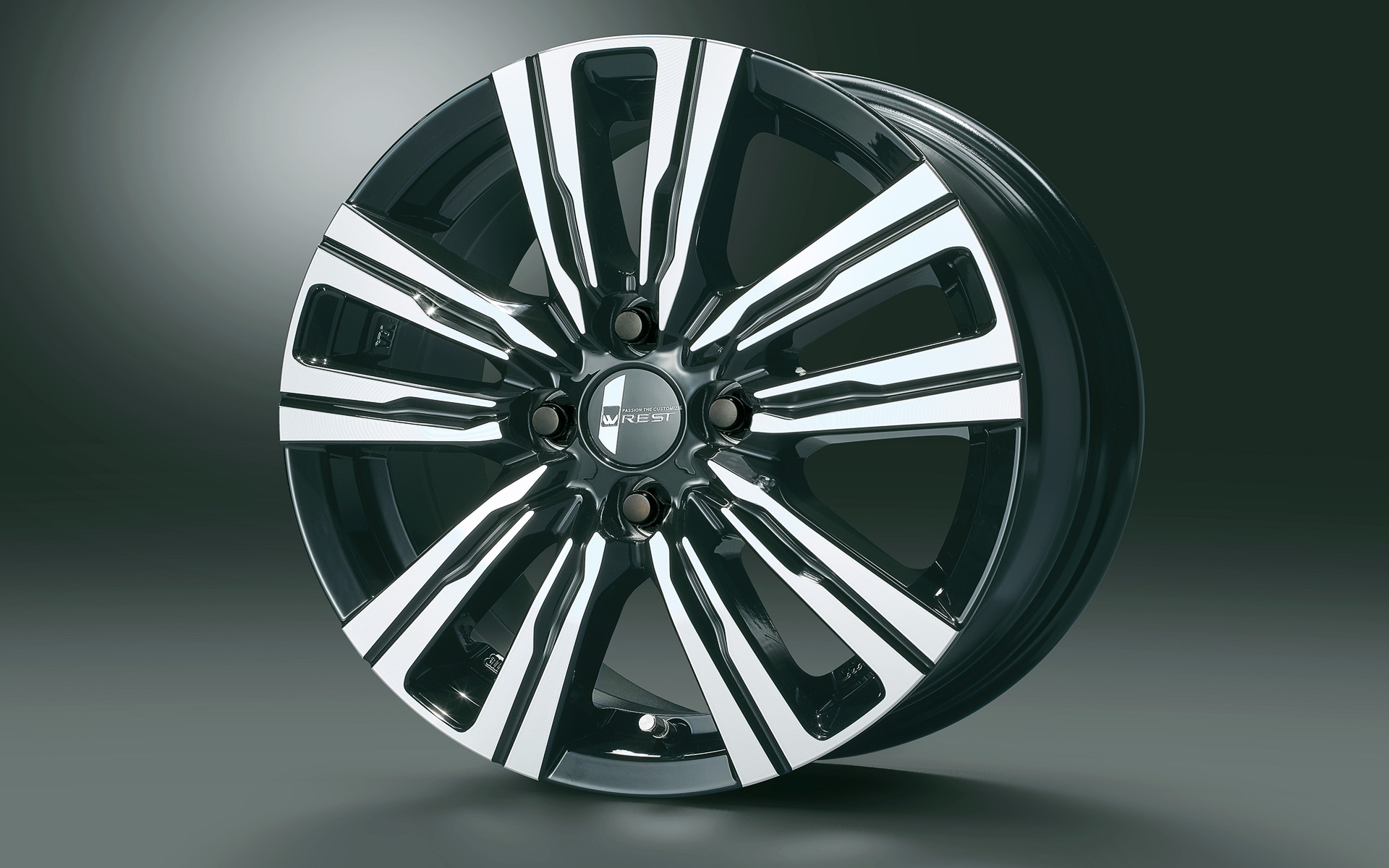 ブラック×ポリッシュの「KYOHO WREST GN3」、切削面とブラックのコントラストが際立ち、センターから伸びる幅変化を持たせたダブルスポークのデザインが足下を引き締める。価格は4万8400円/1台分