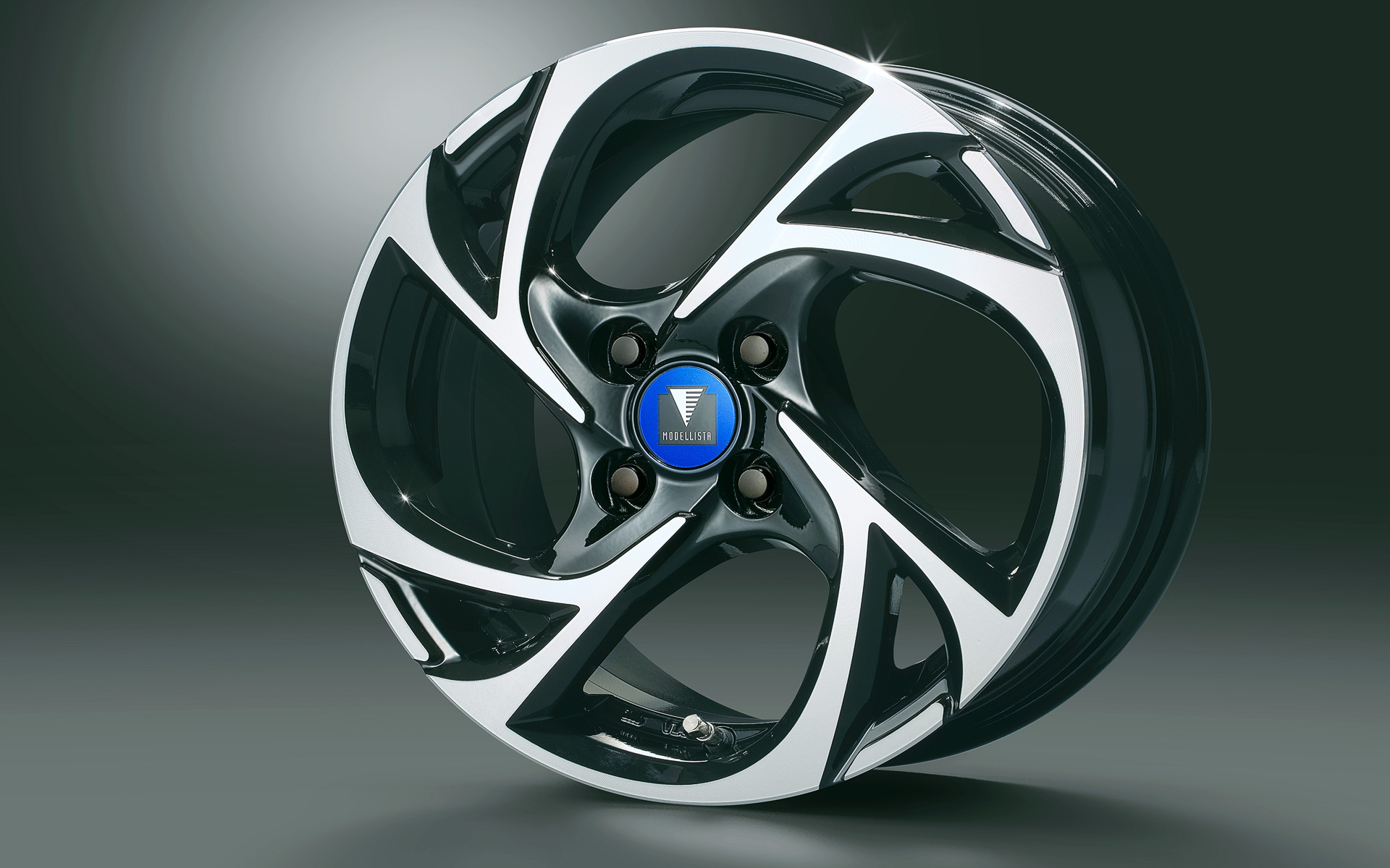 ブラック×ポリッシュの「MODELLISTA SpinAirVI」、軽快にスピンモーションを描くスポーク切削面のシャープなグラフィックにより、躍動的でスタイリッシュな足下を選出。価格は5万2800円/1台分