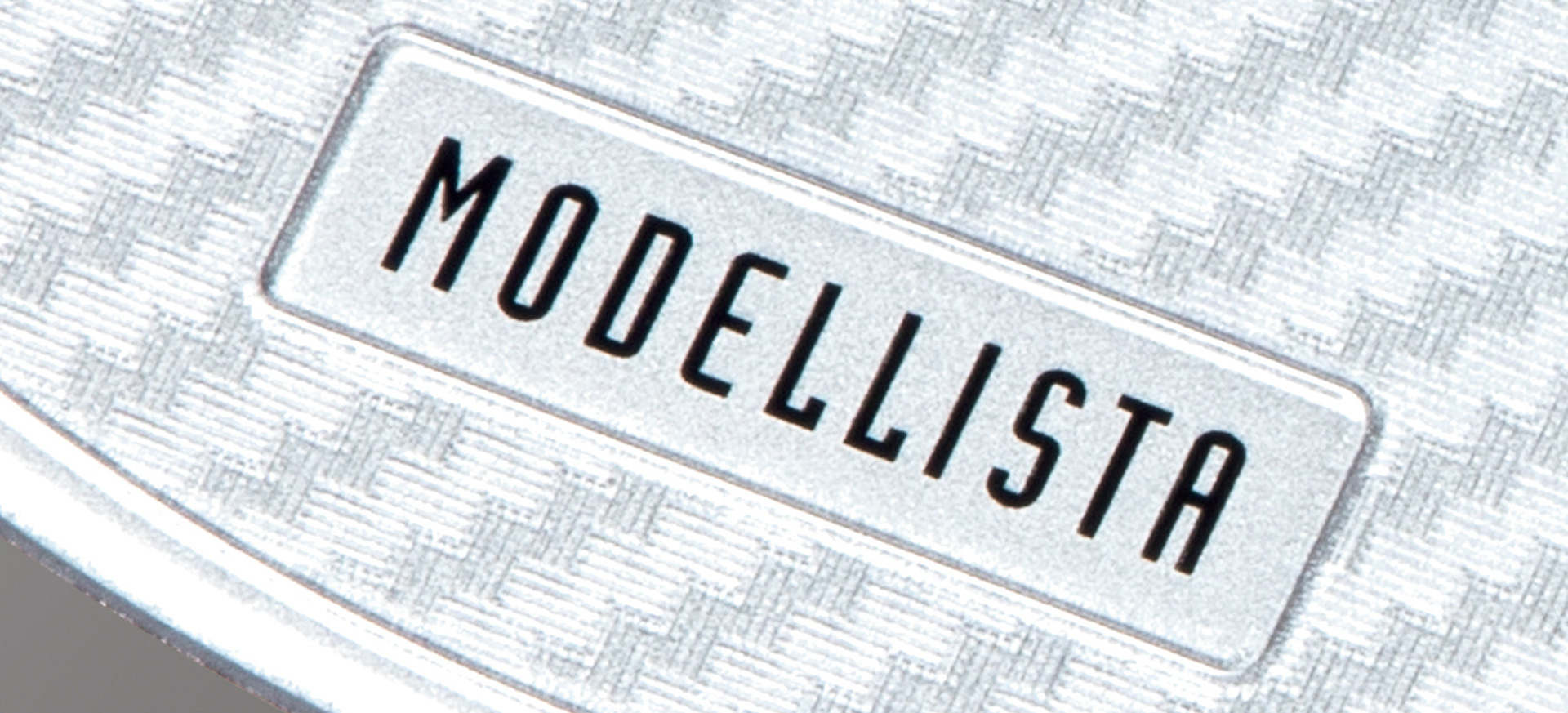 モデリスタロゴの入ったドアハンドルプロテクター（ホワイト）は、1セット2枚入りが3300円、1台分は6600円