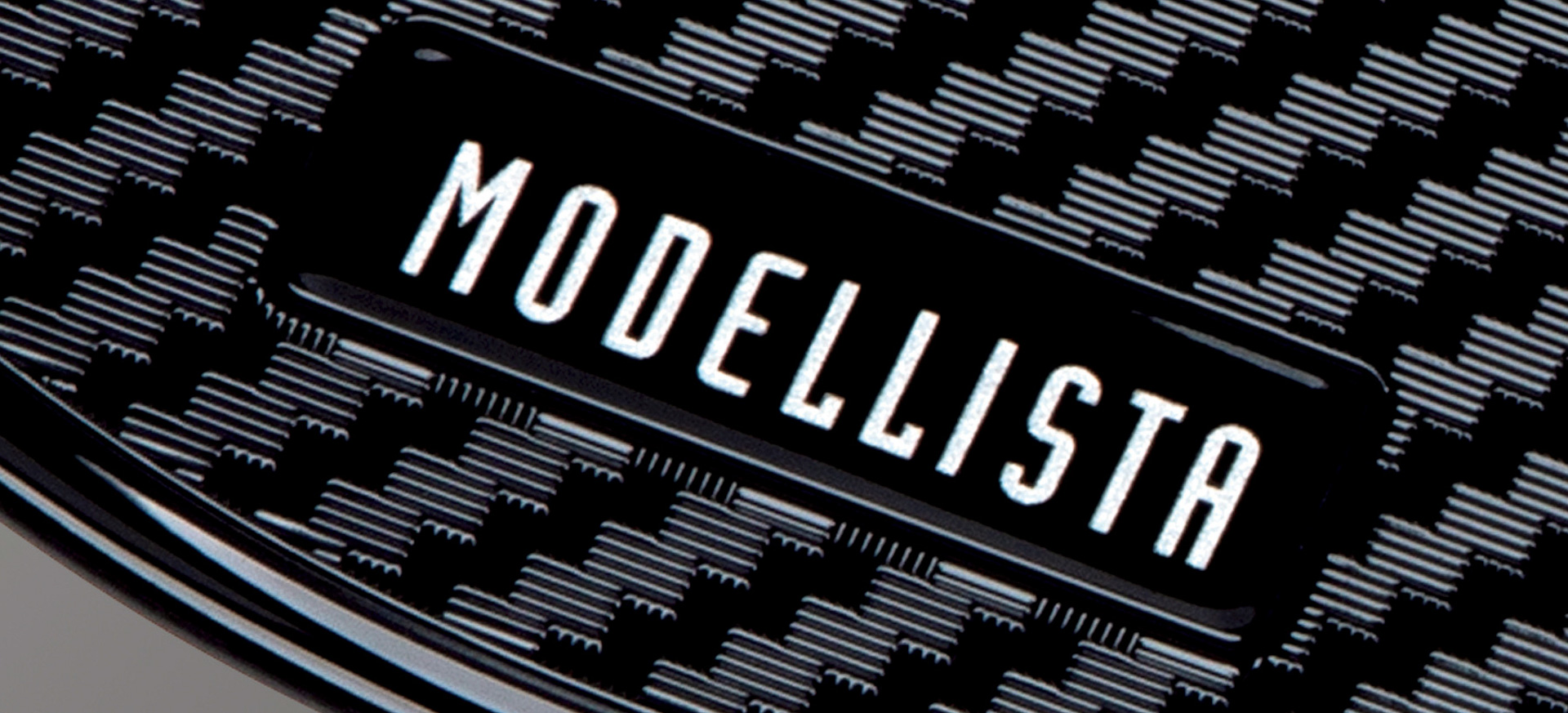 ブラックも用意。価格は1セット2枚入りが3300円、1台分は6600円