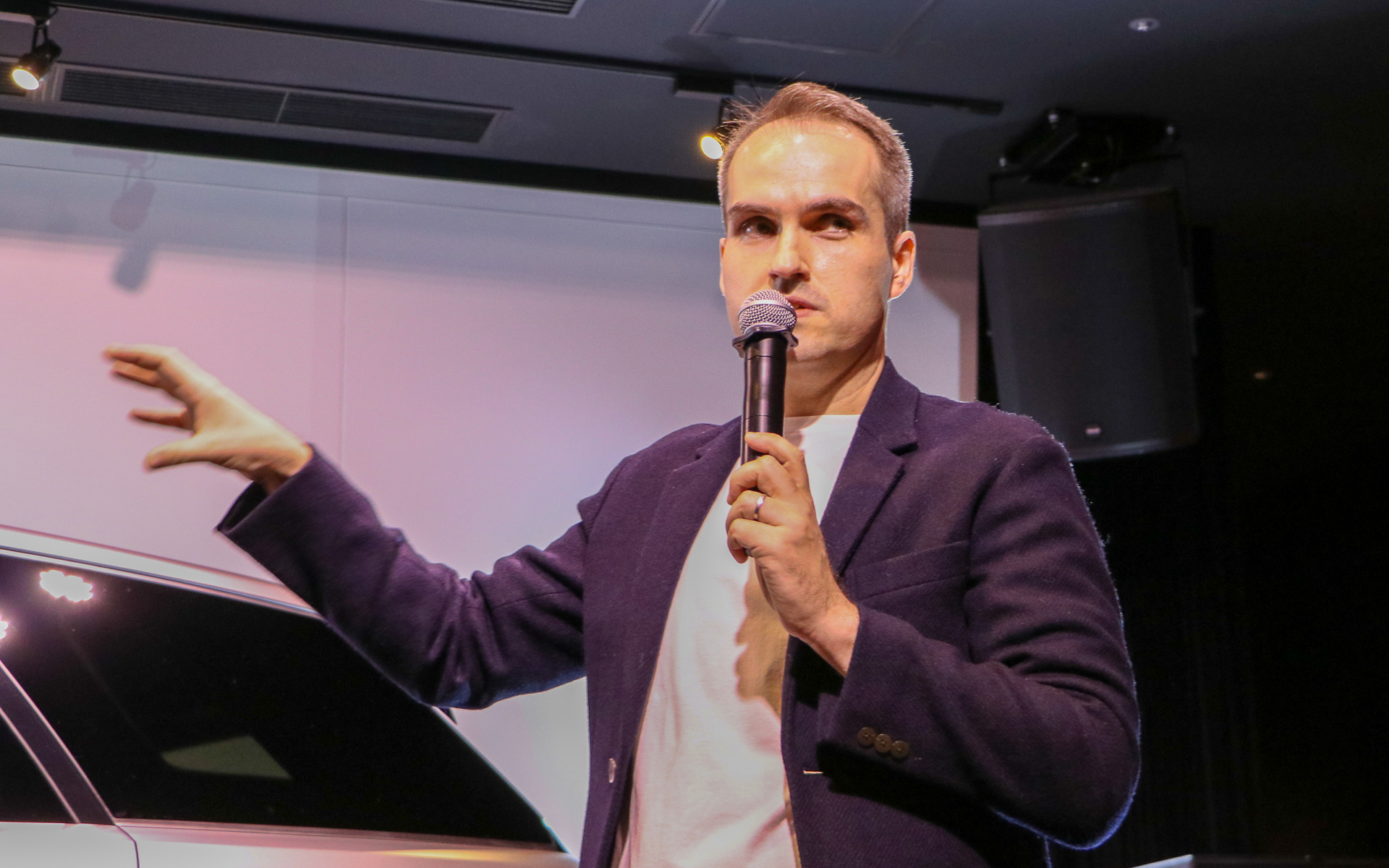 新型レンジローバースポーツの解説を行なうジャガー・ランドローバー・ジャパン株式会社 マーケティング・広報部・本部長/ディレクター マシュー・スリース氏