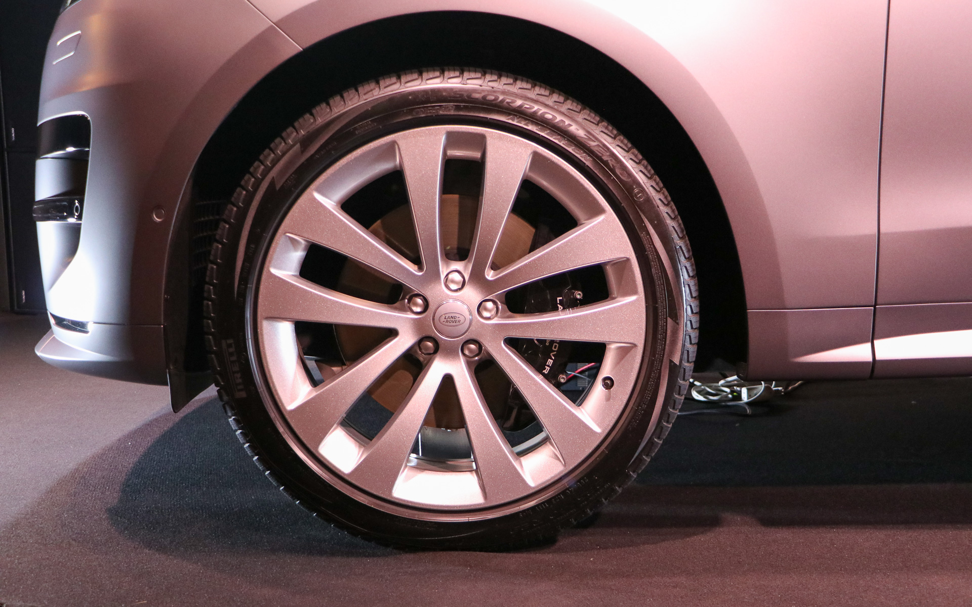 レンジローバースポーツでは初となる23インチホイールが採用された。タイヤはピレリのオールシーズンタイヤ「スコーピオンZERO」で、サイズは前後とも285/40R23 111Y