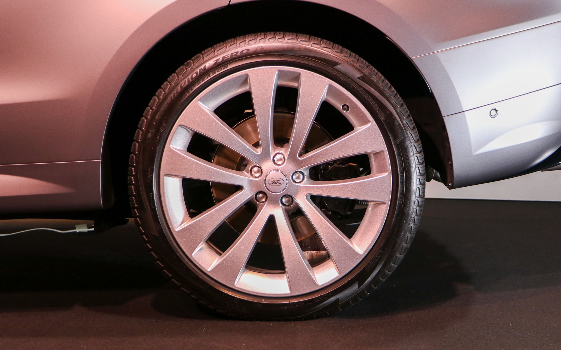 レンジローバースポーツでは初となる23インチホイールが採用された。タイヤはピレリのオールシーズンタイヤ「スコーピオンZERO」で、サイズは前後とも285/40R23 111Y