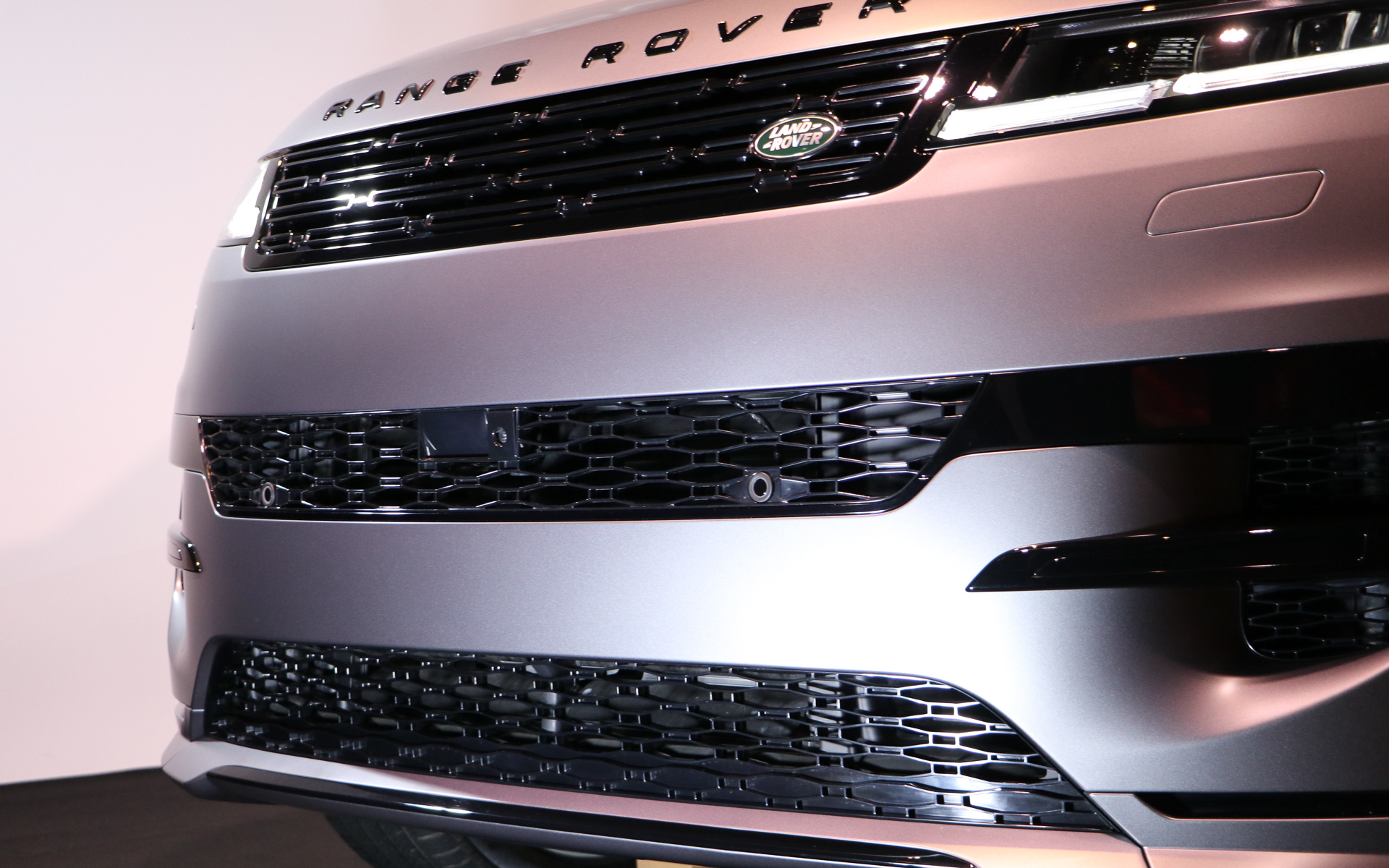 丸味を帯びたシンプルなラインだがワイド感はしっかり強調