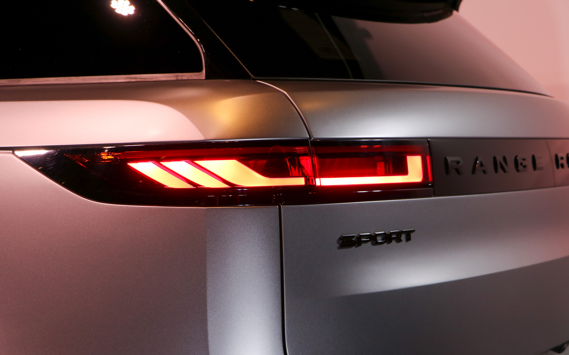 ヘッドライトと同様に薄型のLEDテールランプ