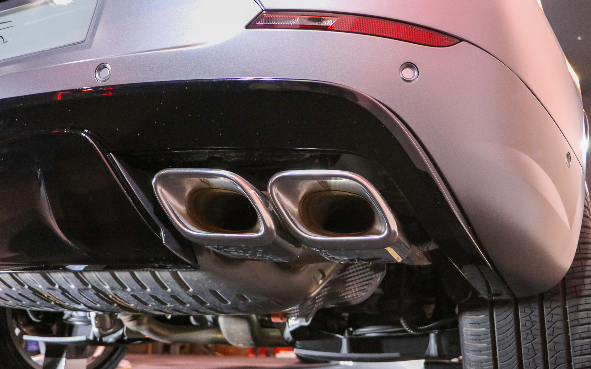 マフラーは左右2本ずつの計4本出し（展示車はV型8気筒 5.0リッターエンジンのため）