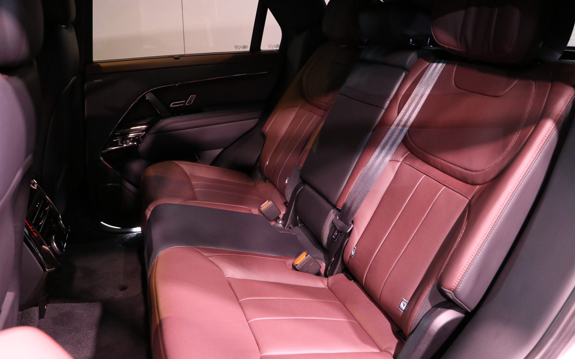 前席後席ともに走行ノイズを打ち消してくれる「アクティブノイズキャンセレーション」をヘッドレストに内蔵している