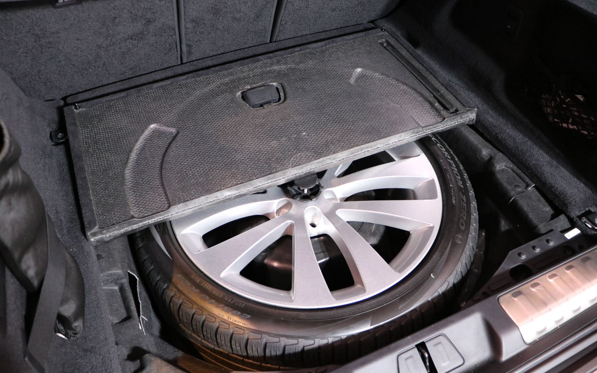 ラゲッジスペース下にはスペアタイヤを搭載