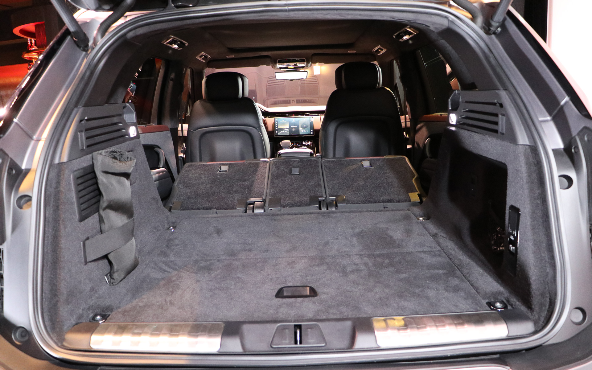 リアシートは4：2：4の可倒式を採用