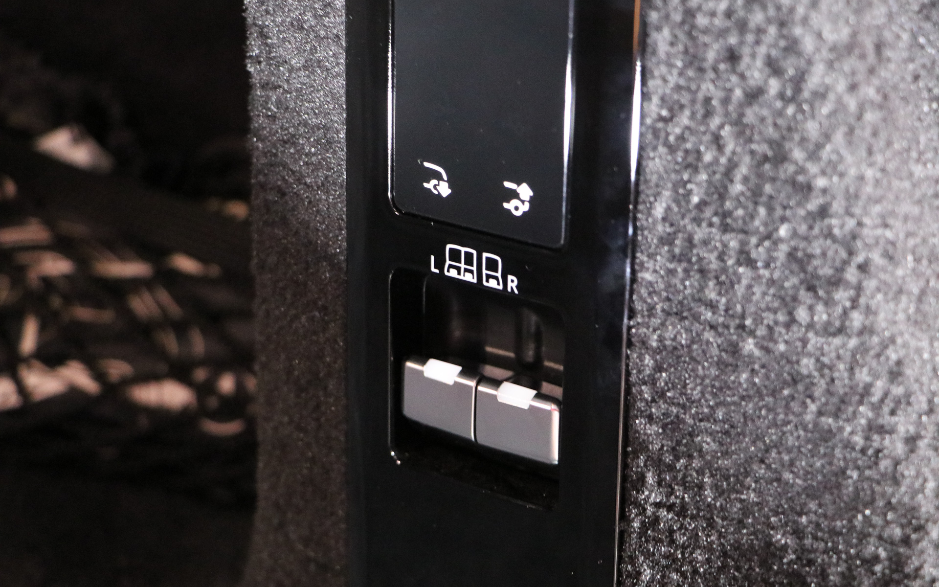 ラゲッジスペースの横にリアシートを倒すスイッチが備わっている。このボタンか13.1インチのタッチスクリーンでしか操作はできず、手動では動かせない仕様