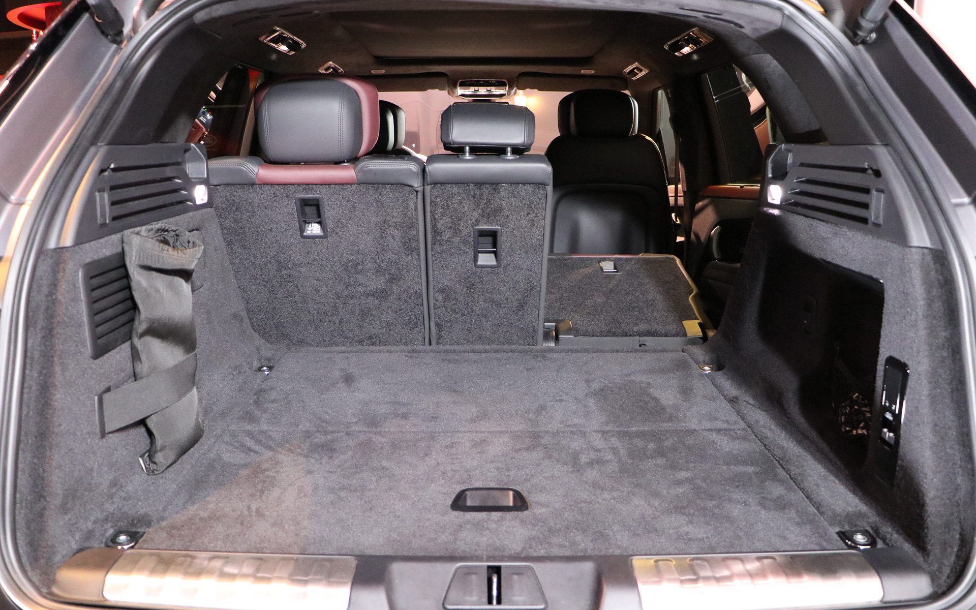 リアシートは4：2：4の可倒式を採用