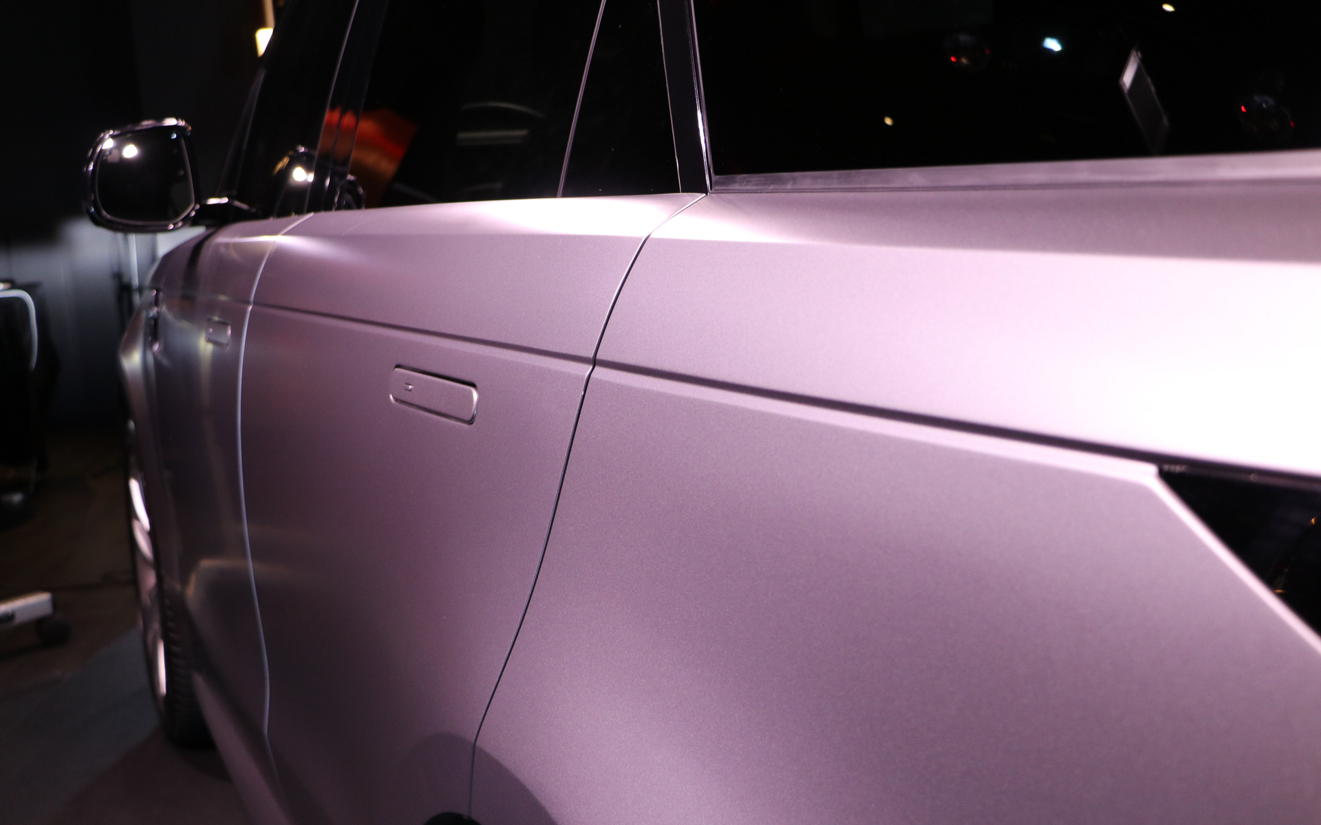 ドアハンドルがボディに格納されることでよりシンプルなデザインを実現