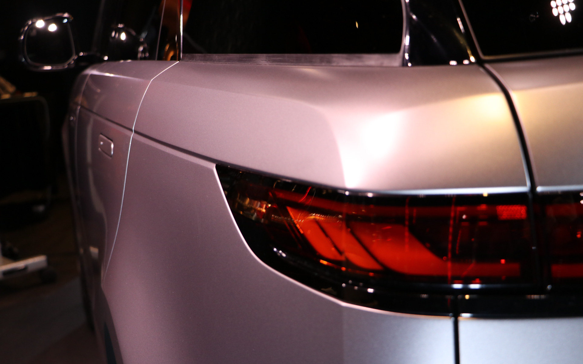 ボディサイドにある3本のラインを重視したデザインとなっている