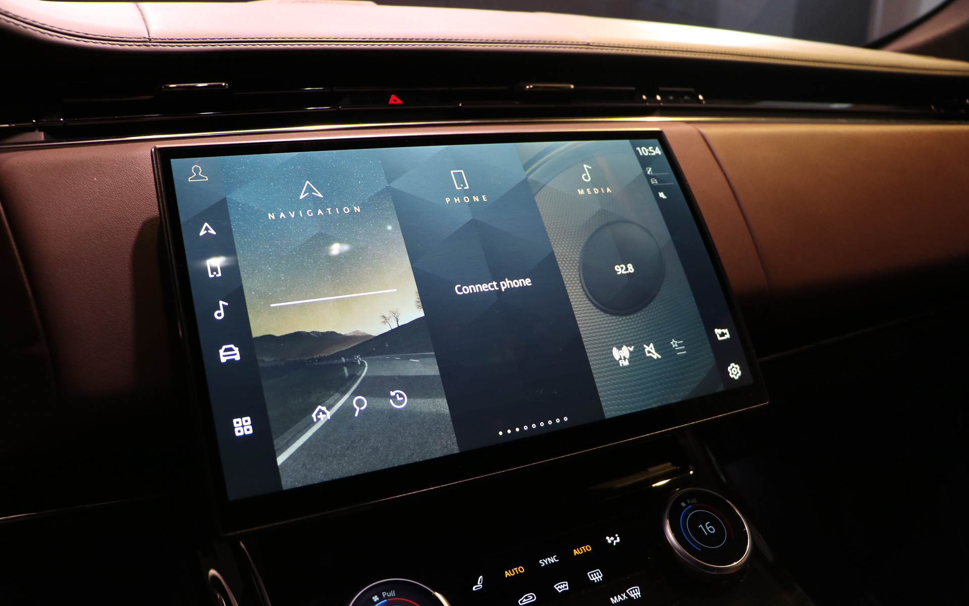 13.1インチの曲面タッチスクリーン