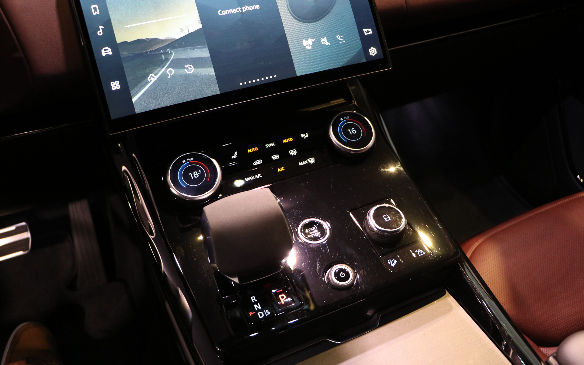 シフトまわり。右手前にあるダイヤルを回すと走行モードが切り替わる