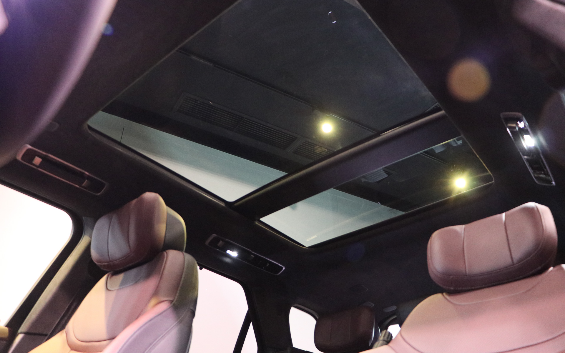 パノラミックサンルーフはオプション設定