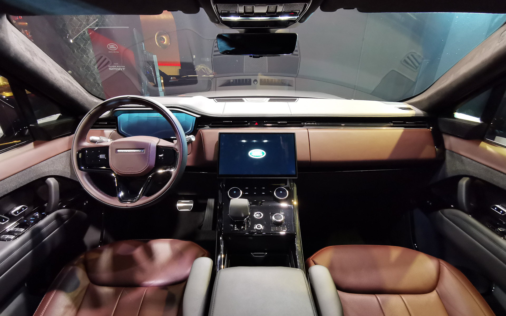 展示車は欧州仕様のため左ハンドルだが、導入される量産車は右ハンドルとなる