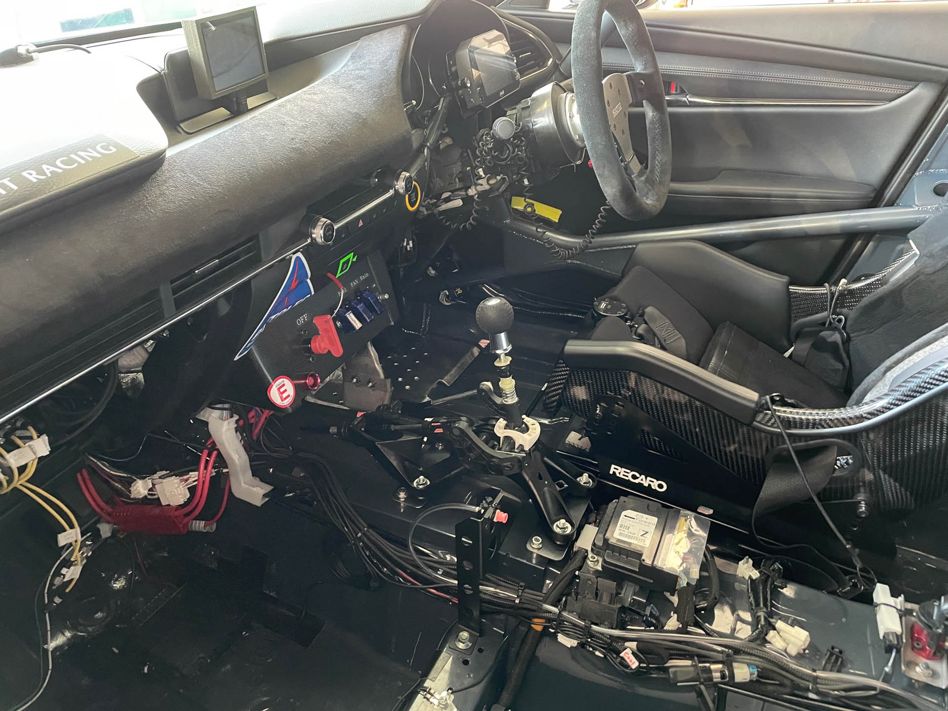 Mazda3のコクピット。開発途上らしくまだ雑然としていました。ドライバーはどんなSKYACTIV-Dの音を聞いているのでしょう？