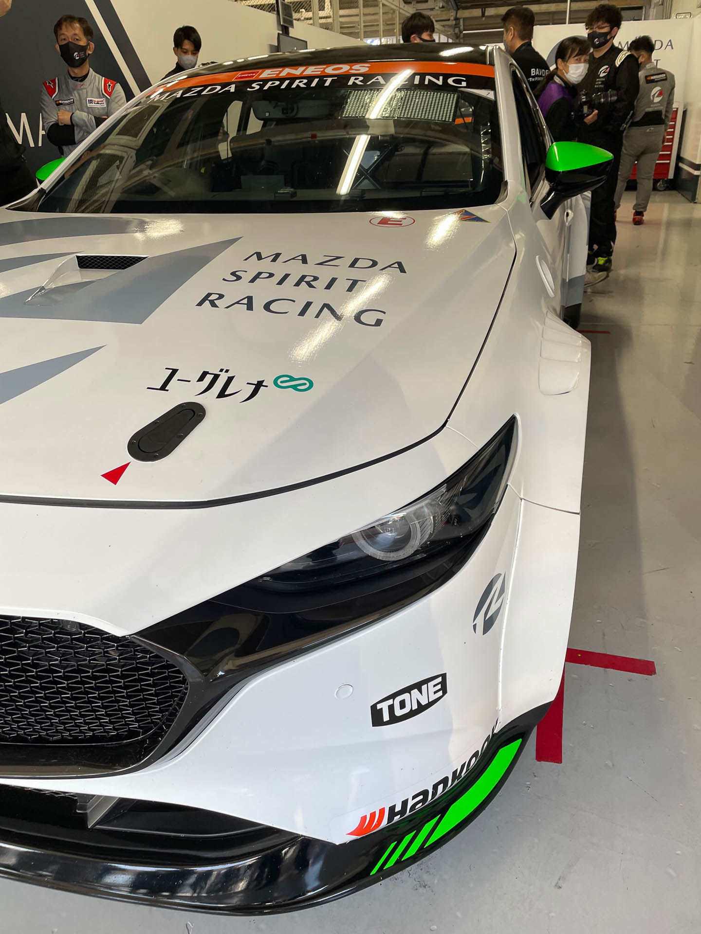 Mazda3のフロントフェンダー、サーキットでは目立たないけど近くで見ると結構な迫力です。ボンネットは自然素材由来のカーボンです