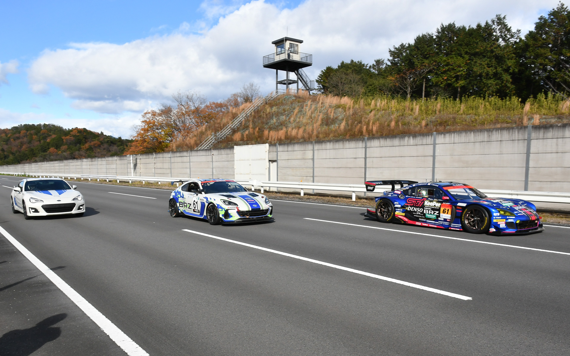 SKCのテストコースを3台並びのトレイル隊形で疾走するBRZ 3種