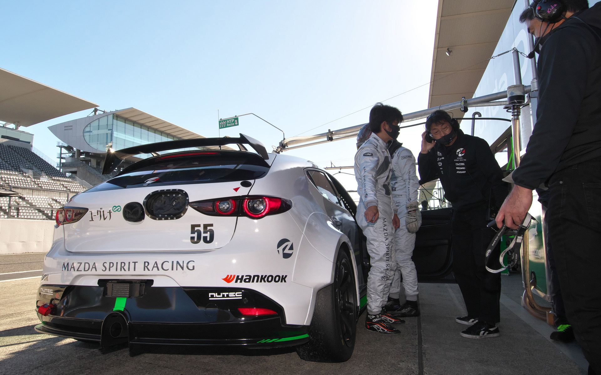 サスペンション、ブレーキ、エンジンなど、モータースポーツにまつわるキャリアをもち、レース車両を製作できるメンバーを揃えた「MAZDA SPIRIT RACING」