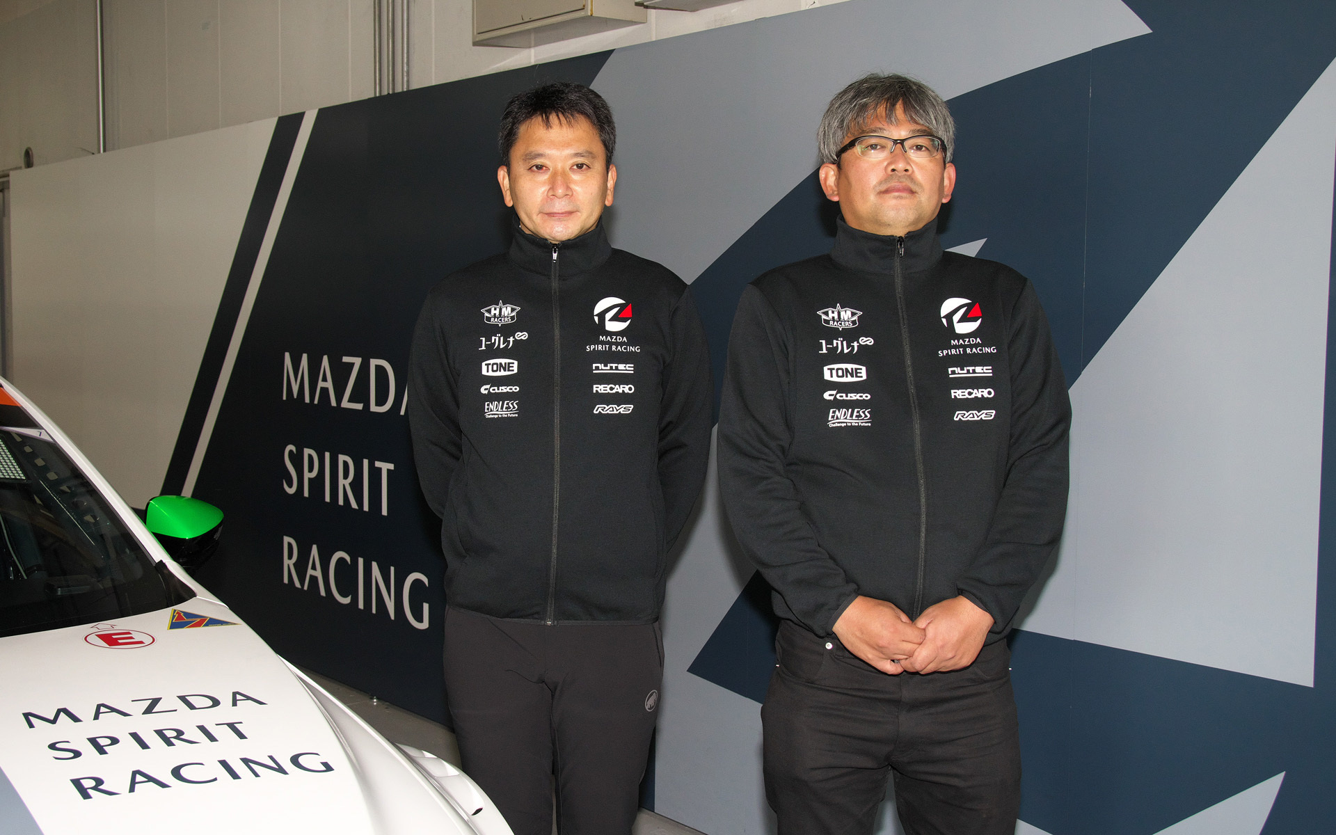 パワートレイン開発本部の上杉康範氏、カスタマーサービス本部の楠 弘隆氏