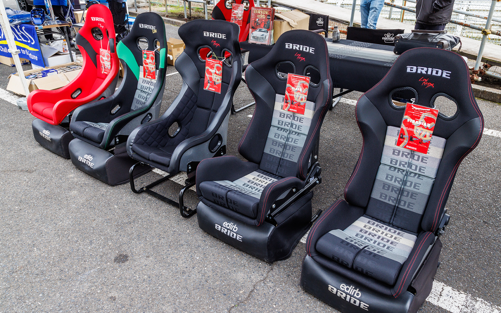 ブリッドはいろいろなタイプのスポーツシートを展示