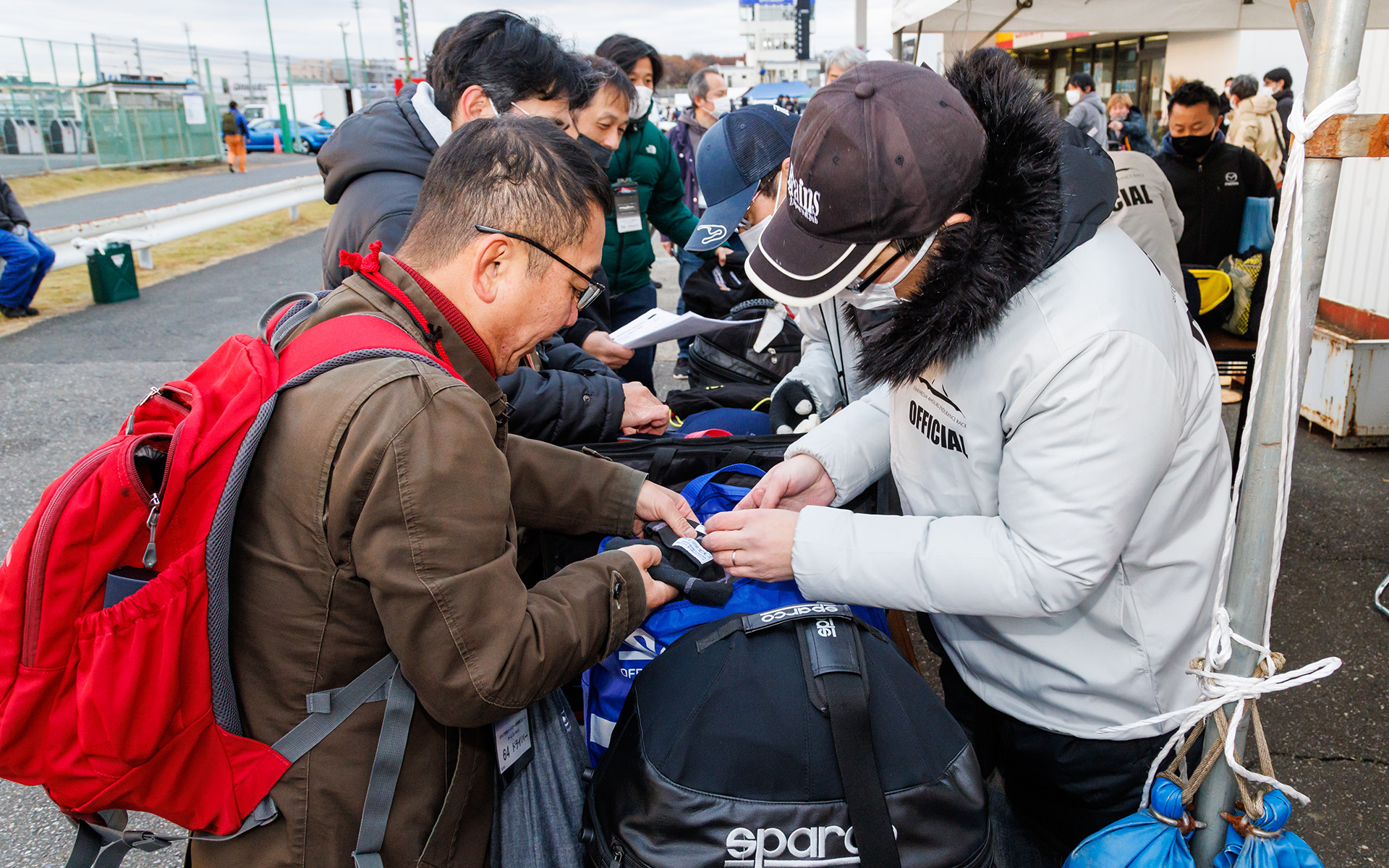 朝の車検ではドライバーの装備品もしっかりチェックされる