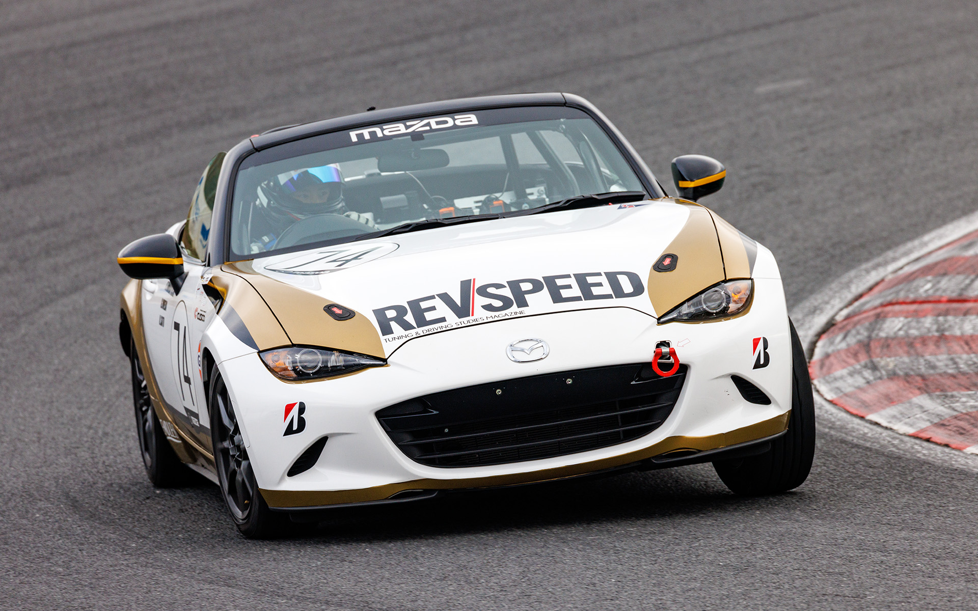 予選トップでポールポジションを獲得したREVSPEEDロードスター