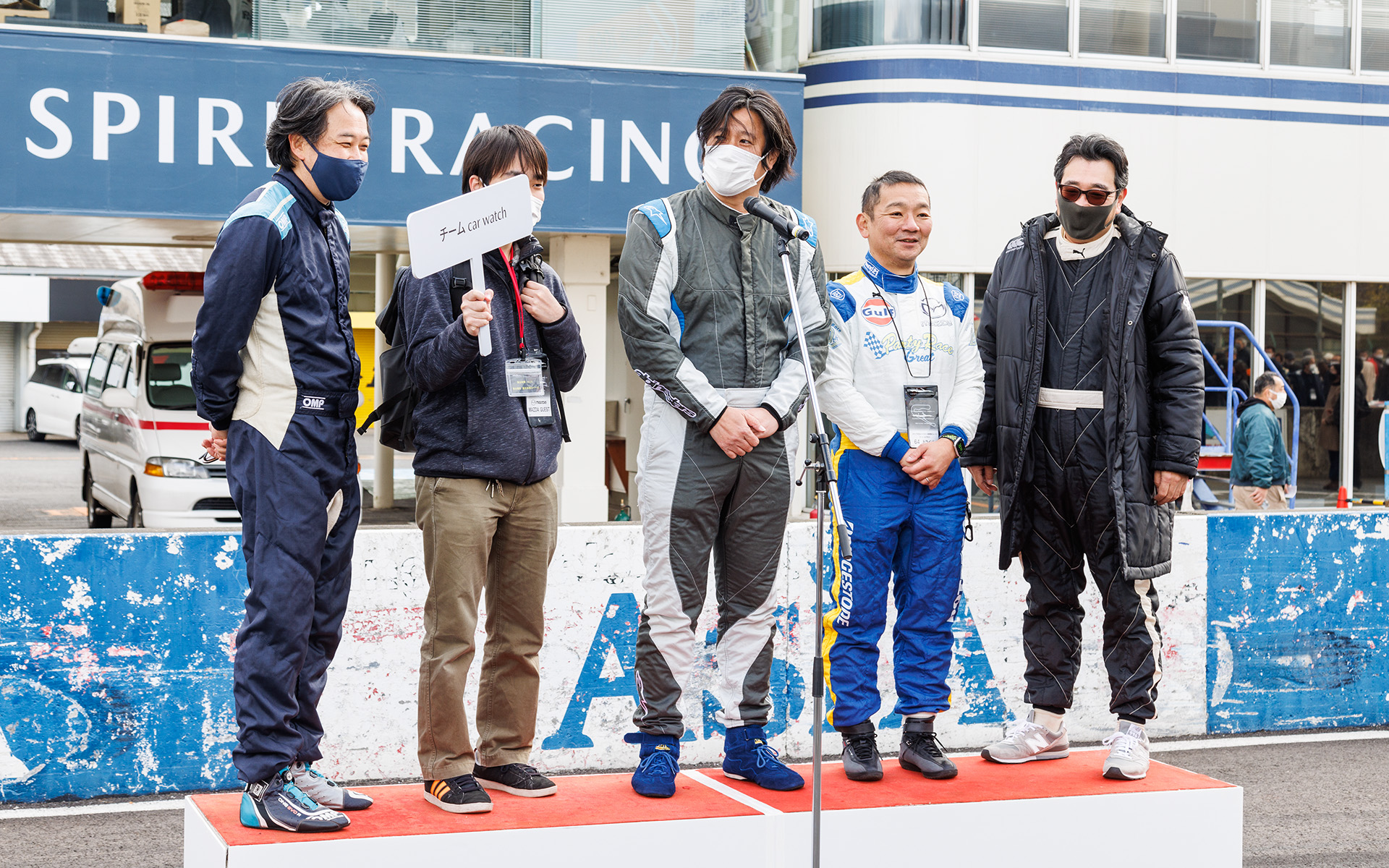 各チーム紹介で、Car Watchチームが登壇。プラカードを持ってくれたのは田中光一さん