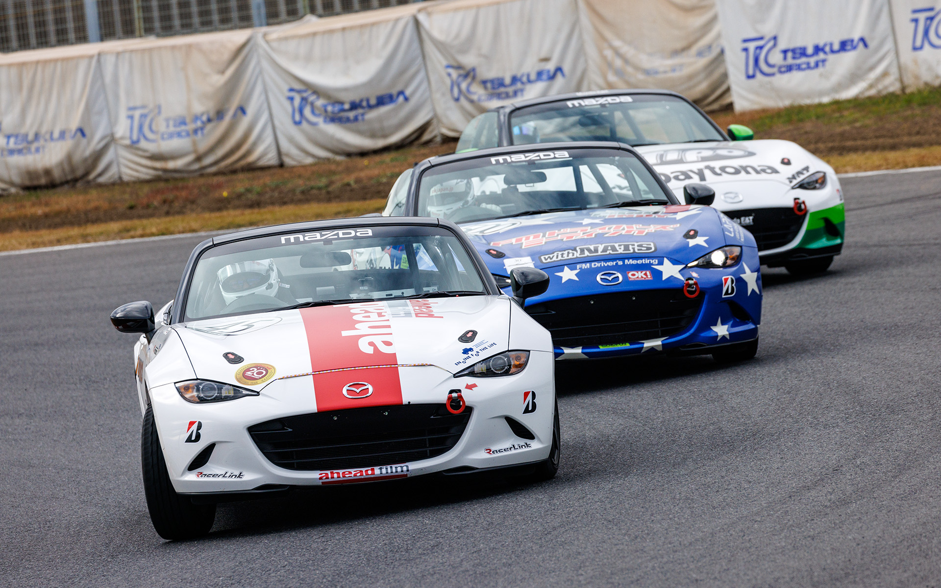 ハンデ消化に早々とピット入りするチームもあり、順位はめまぐるしく変わる