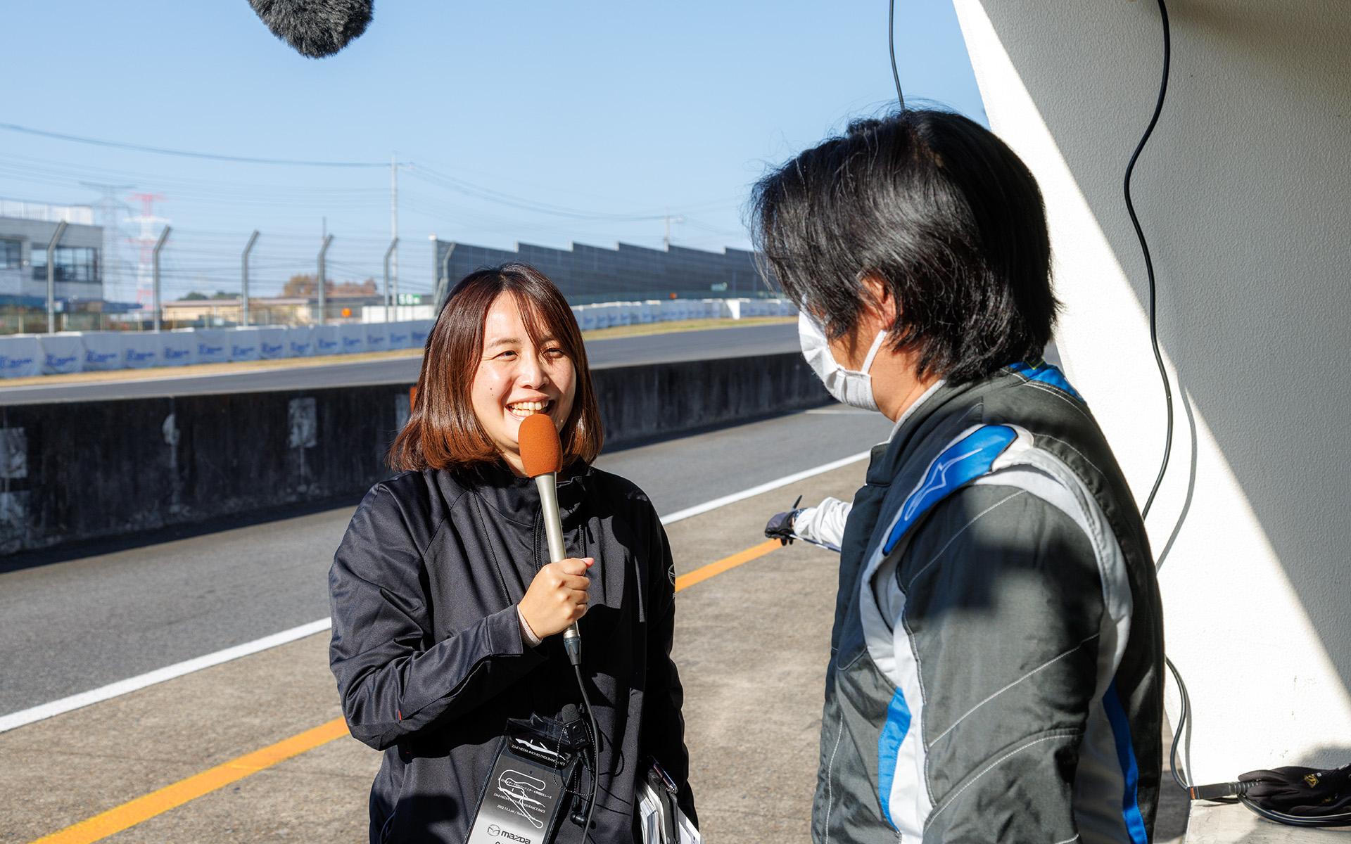 レースの途中でピットへYoutubeの生中継のリポーターもやってきたので編集長が対応