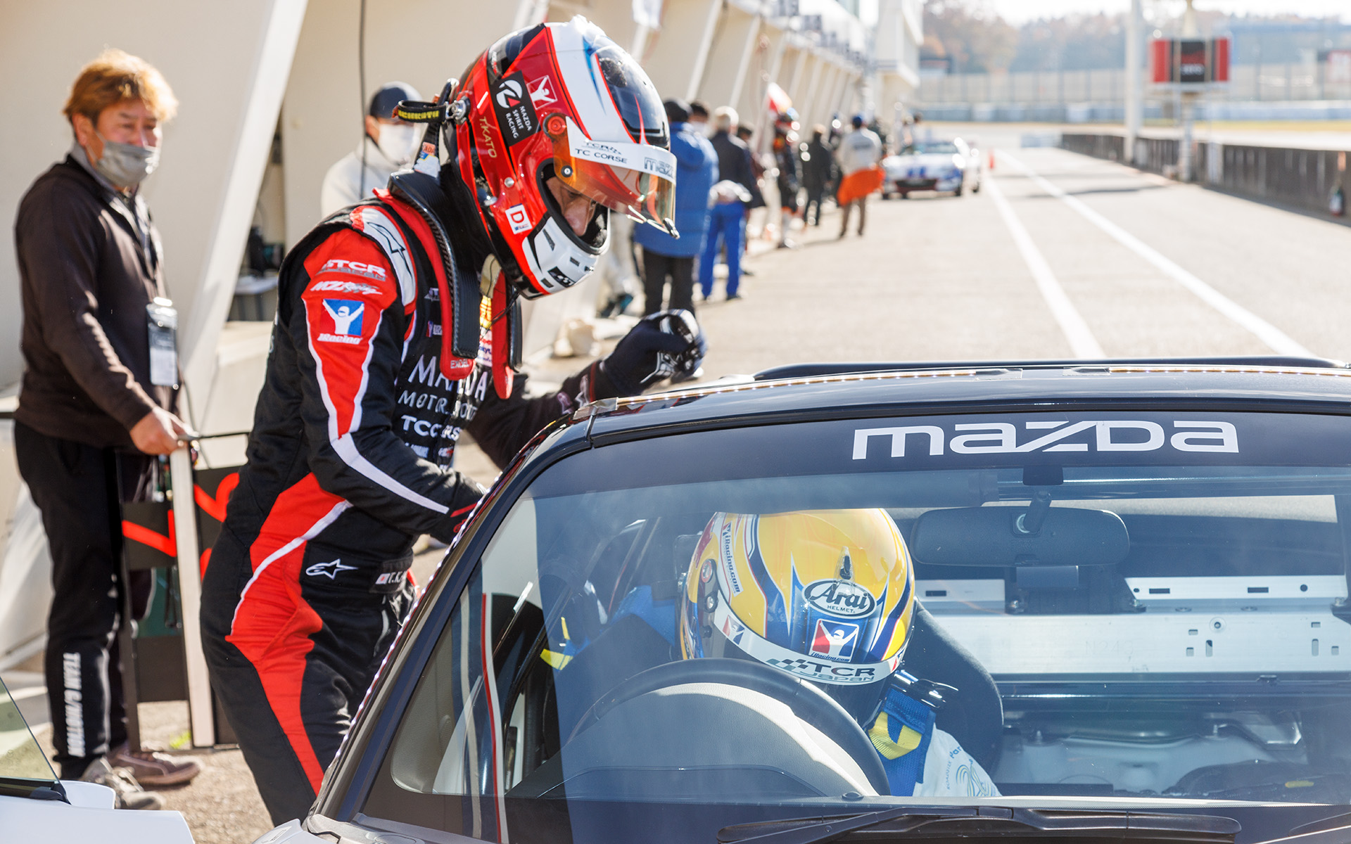 加藤氏の走行がスタート。4500rpmぐらいまでしか回さずに1分13秒台をたたき出す（通常は5500rpmぐらいまで回して走る）