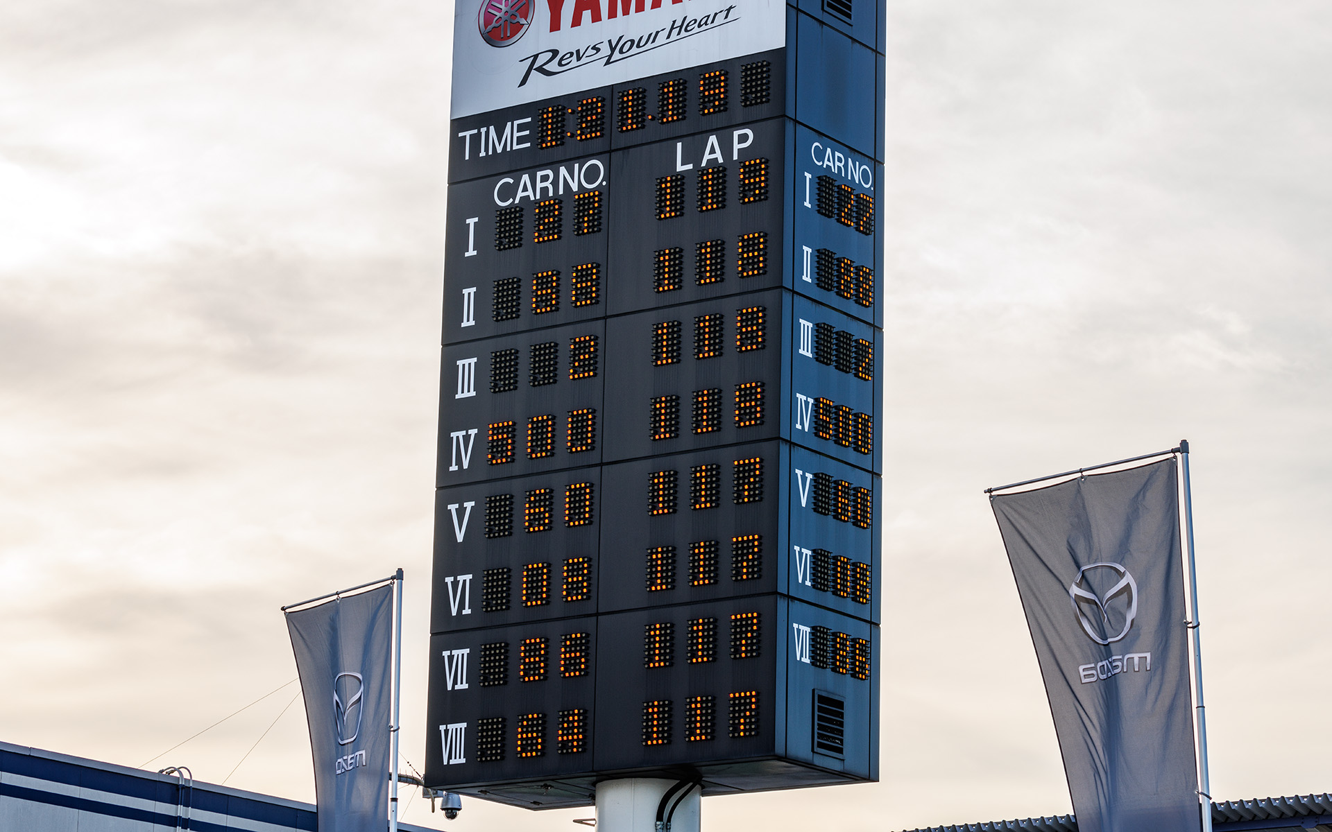 ここで一時的に8位まで上がり、コントロールタワーに「64」が表示された