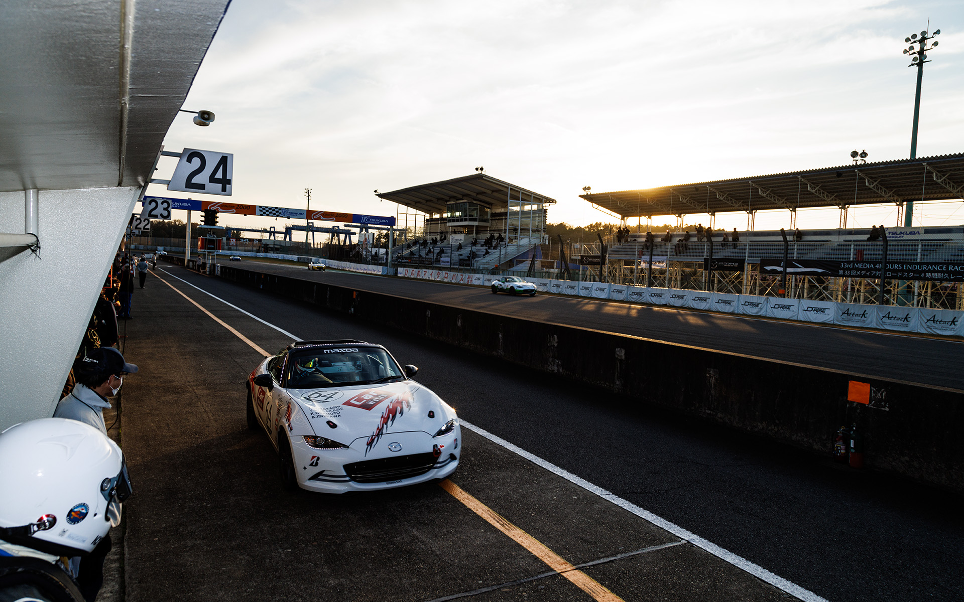 レースも残りわずか、ここで最終ドライバーへチェンジするためピットへ