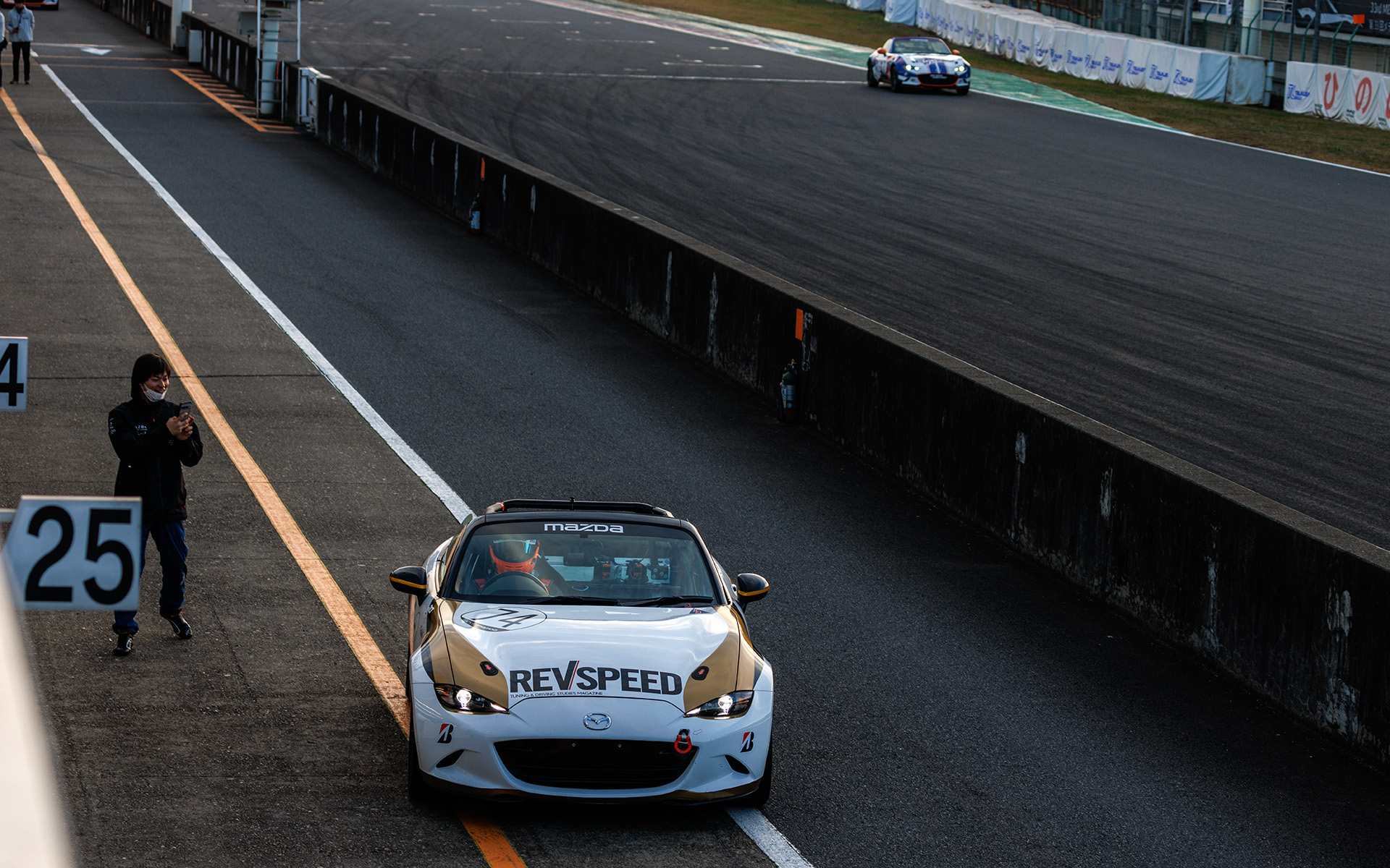 ゴールを目の前にして、スローダウンやピットに戻るクルマが現れた。ファステストラップを記録するもガス欠となったREVSPEEDロードスター