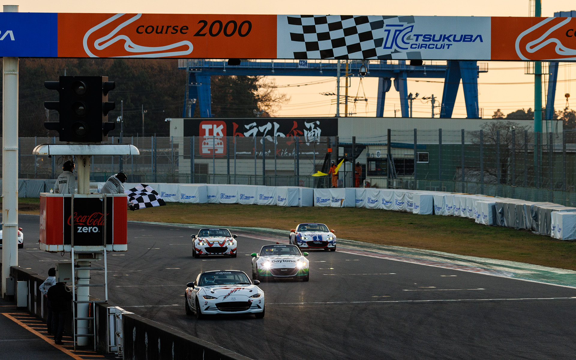 先頭の車両がチェッカーを受けたら4時間レースは終了。ライトを点灯させているのが優勝した「Tipo Daytonaロードスター」だが、その寸前にチームCar Watchロードスターが走っていたため、チェッカーを受けるにはもう1周走らなければいけない