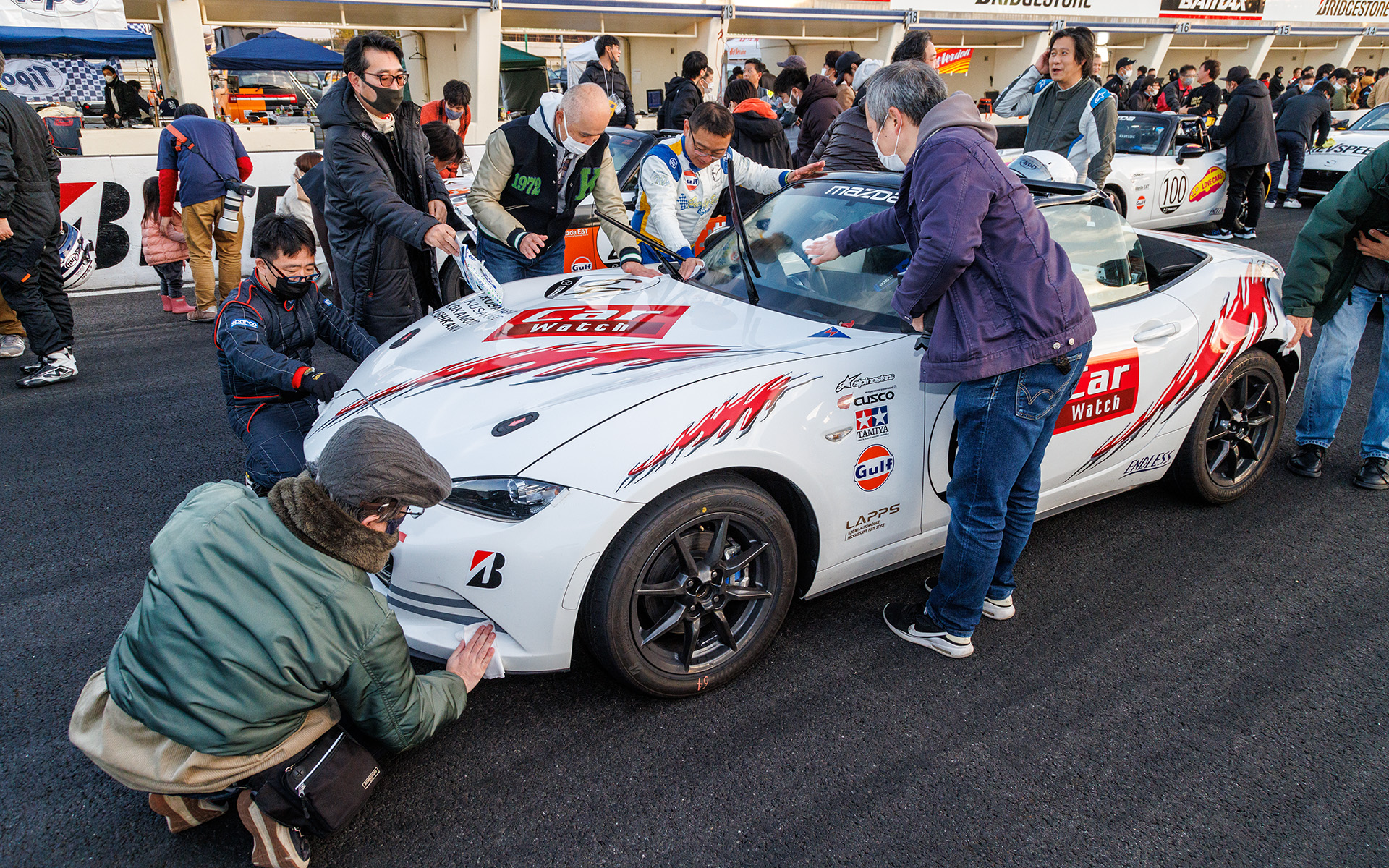 メディア4耐の恒例儀式、レース後のクルマ磨き