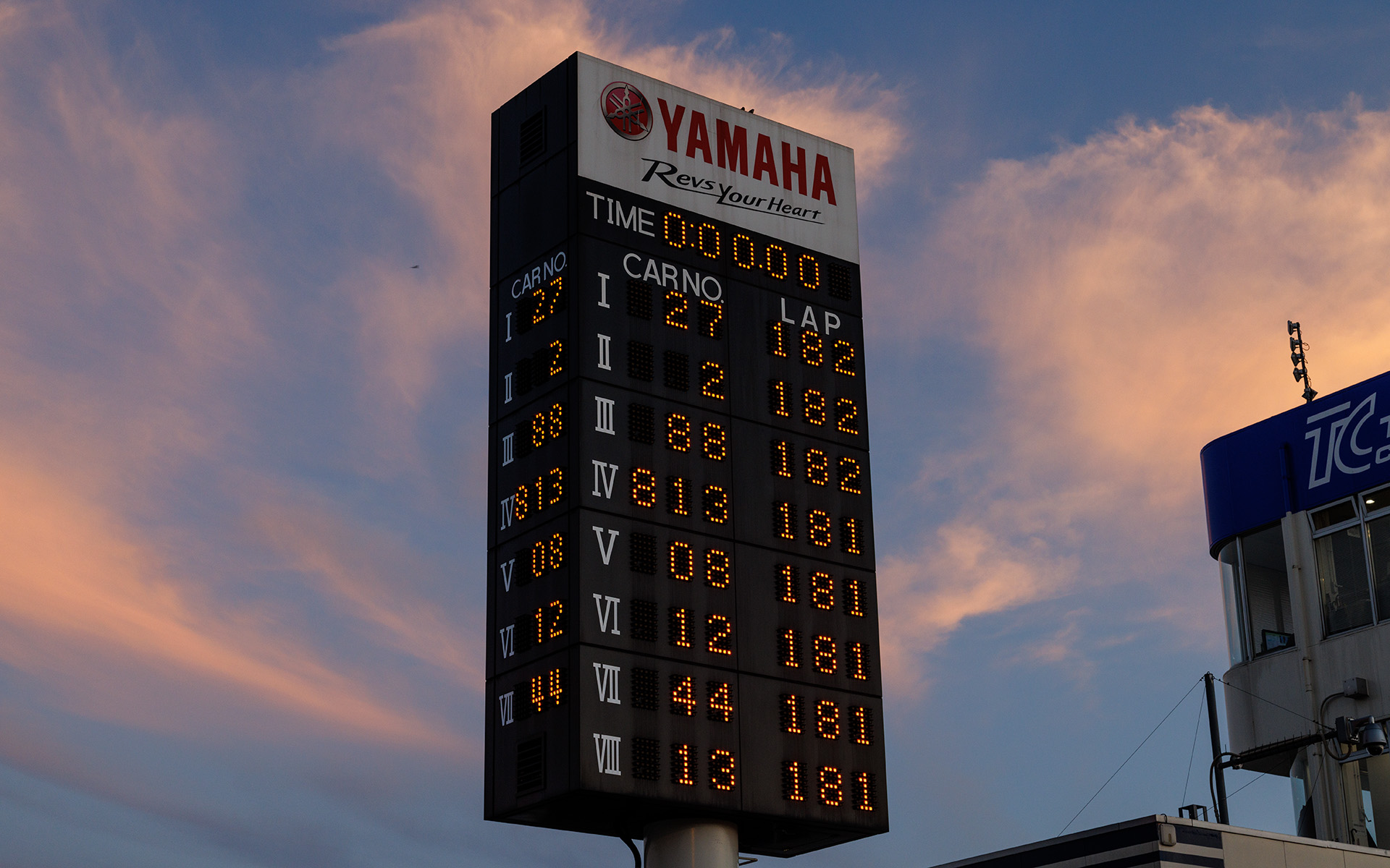 レース後のコントロールタワーには「64」なし。残念！