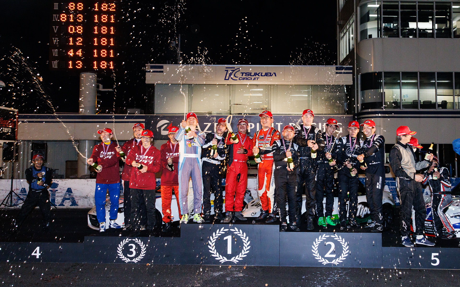 シャンパンファイトも行なわれた