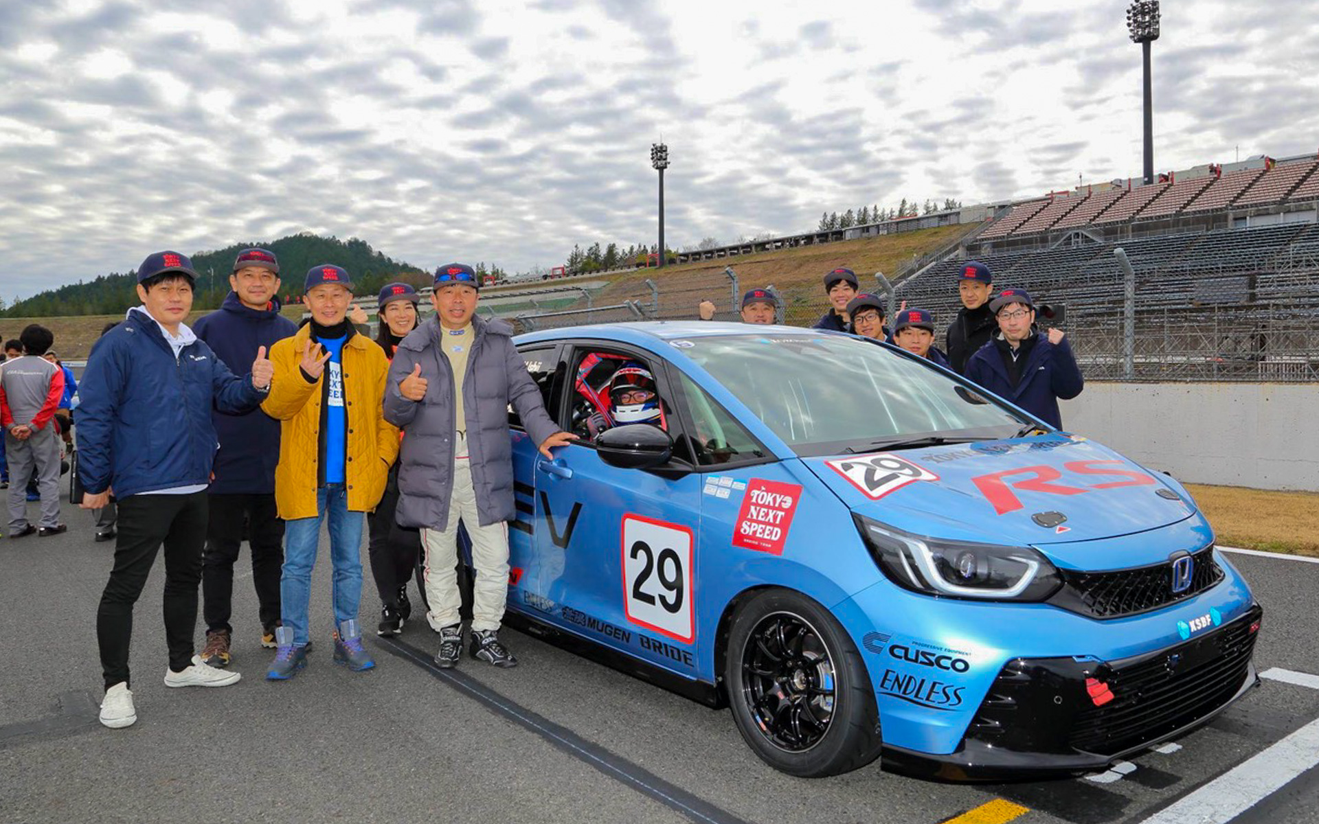 ラストレースとなったフィット e:HEVでのJoy耐参戦プロジェクト。ホンダの若手エンジニアたちと、ジャーナリストで結成したレーシングチーム「TOKYO NEXT SPEED」のコラボで、走りのフィットをコツコツと追求してきました。最後は10月に登場したスポーツグレード「RS」の顔にチェンジして、さらにカッコいいマシンになりました