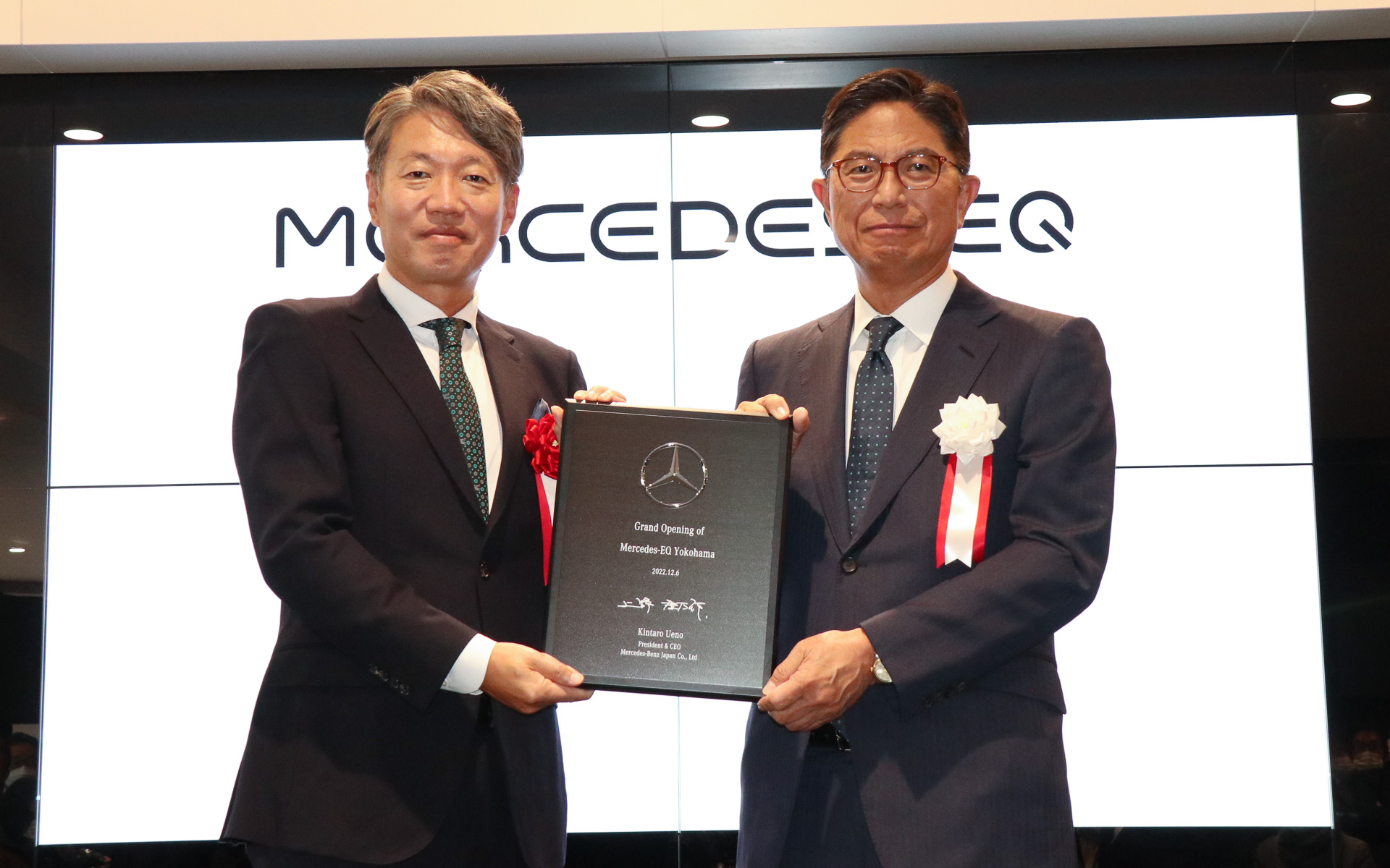 12月6日に行なわれたオープニングセレモニーであいさつしたメルセデス・ベンツ日本株式会社 代表取締役社長 兼 CEO 上野金太郎氏（左）と株式会社シュテルン世田谷 代表取締役社長 板東徹行氏（右）