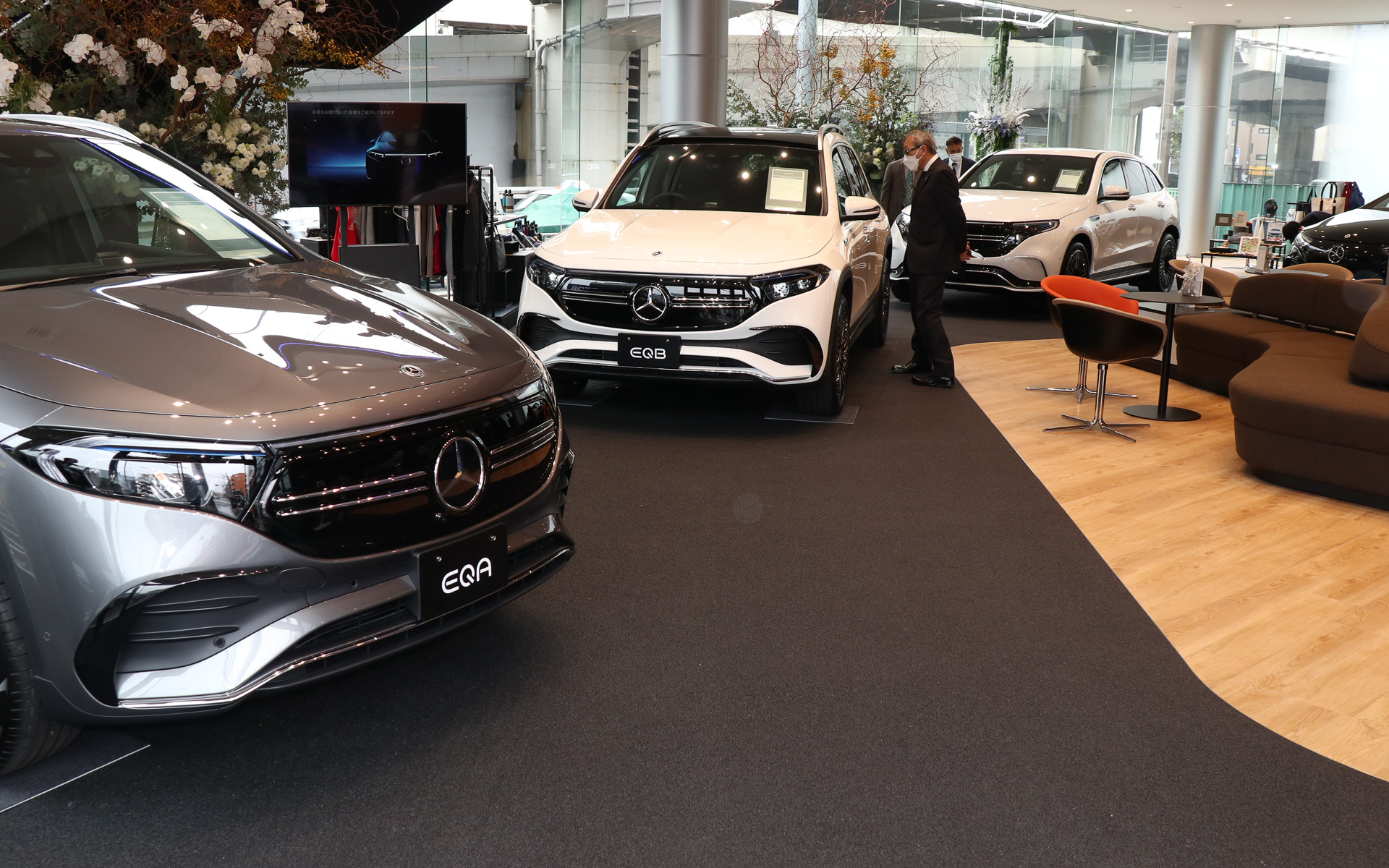 ショールームは1階に3台、2階に4台の計7台を展示可能