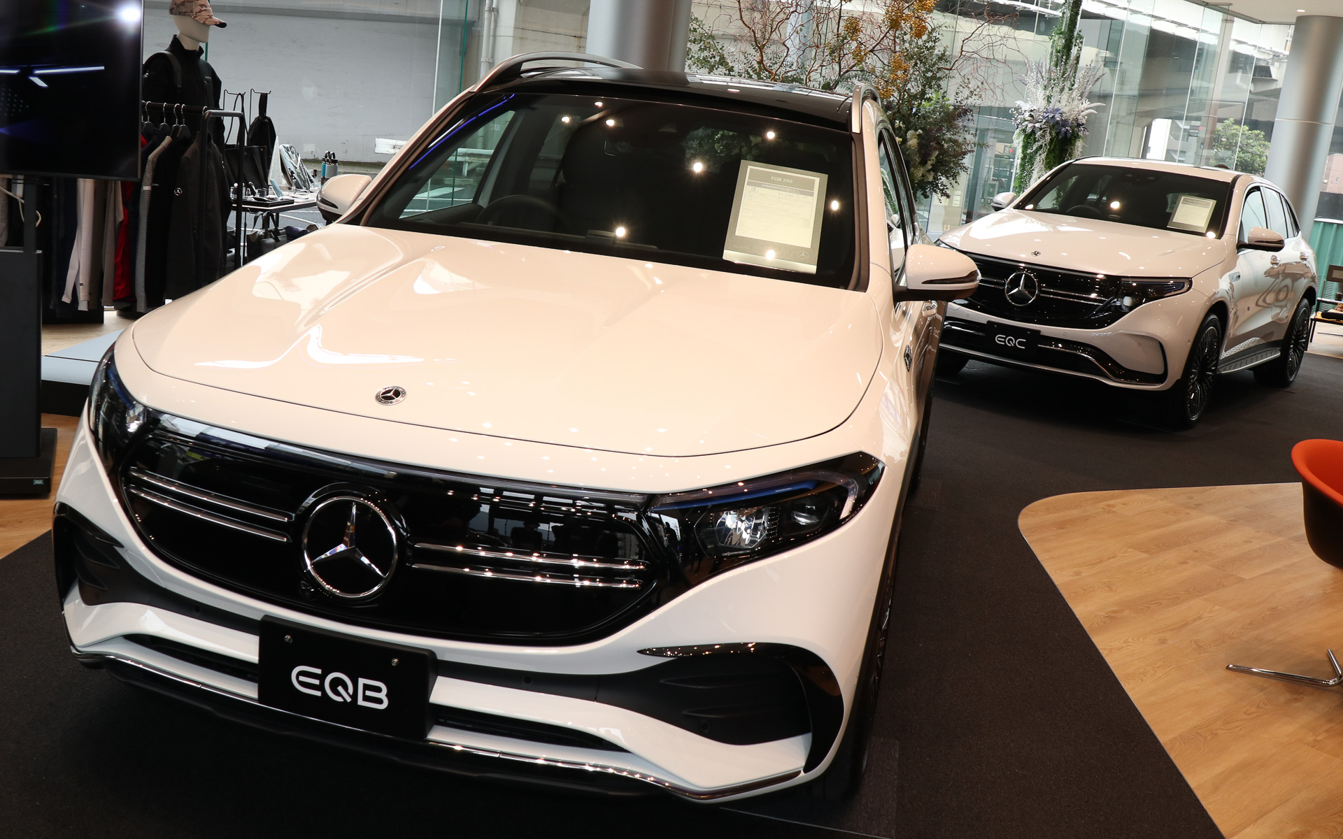 ショールームは1階に3台、2階に4台の計7台を展示可能