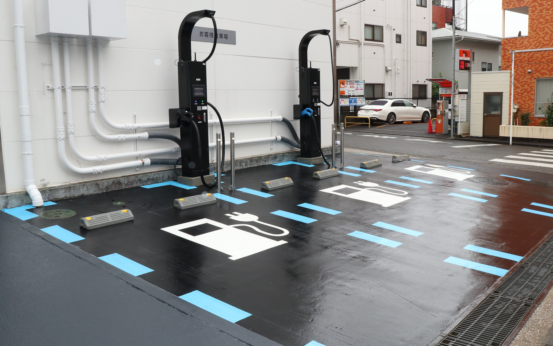 来客用の駐車場に急速充電の充電口を2口分用意。採用されているJFEテクノス製の蓄電池内蔵型EV用急速充電器「ラピダス」は、定格100kWの最大出力に対応するものの、リチウムイオンバッテリの蓄電池を併用することで3相200V受電での急速充電を実現。料金が安い低圧受電契約で待ち時間の短い急速充電を可能としている