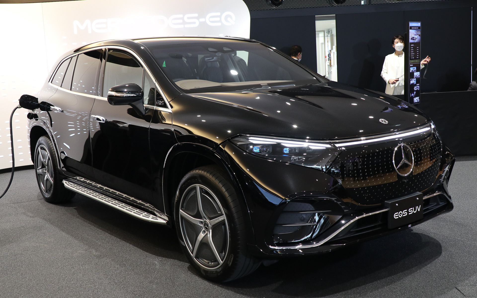 メルセデス EQ 横浜のオープンを記念して特別展示された日本未導入の「EQS SUV」