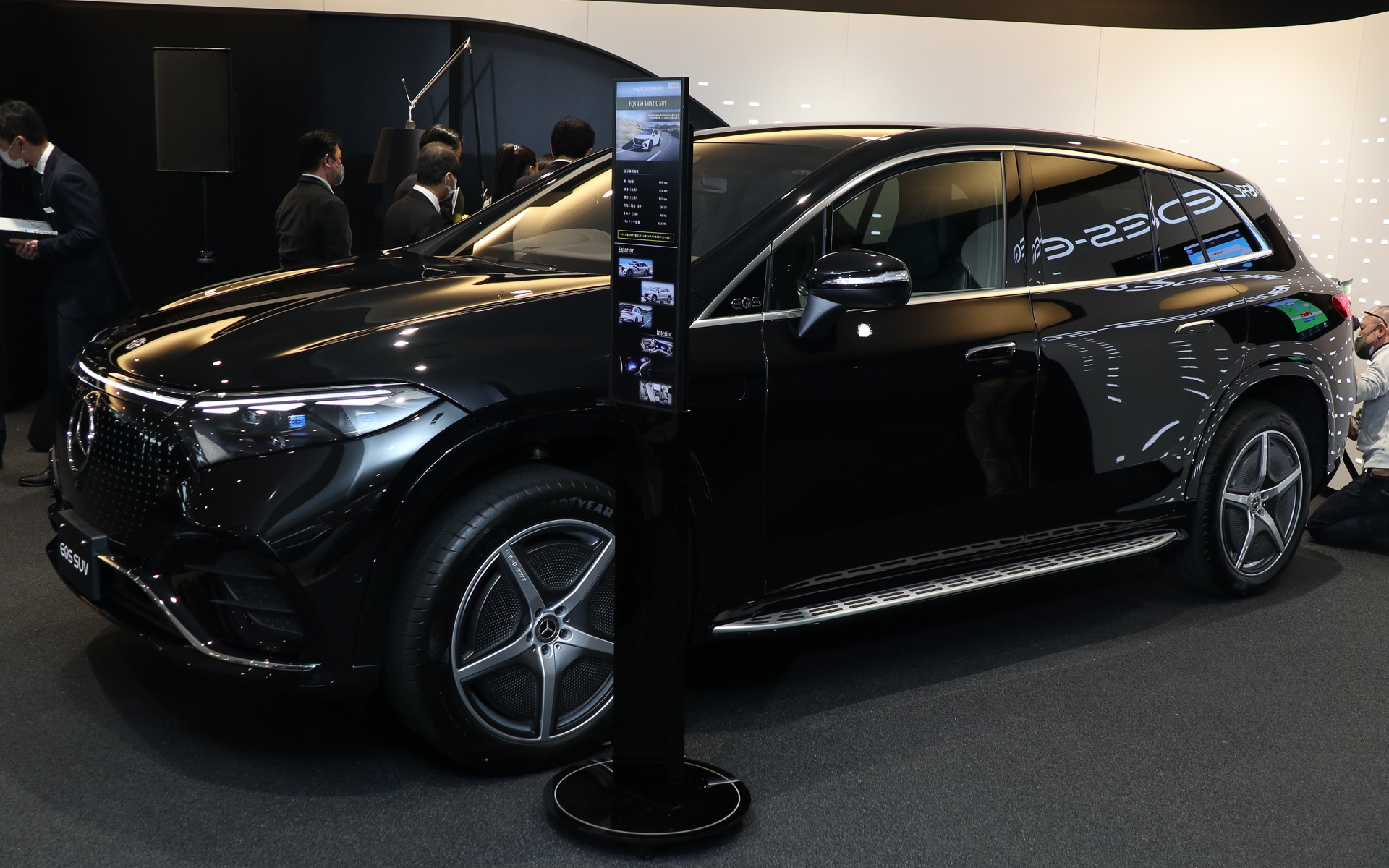 グッドイヤー製タイヤを装着。タイヤサイズは前後275/45R21