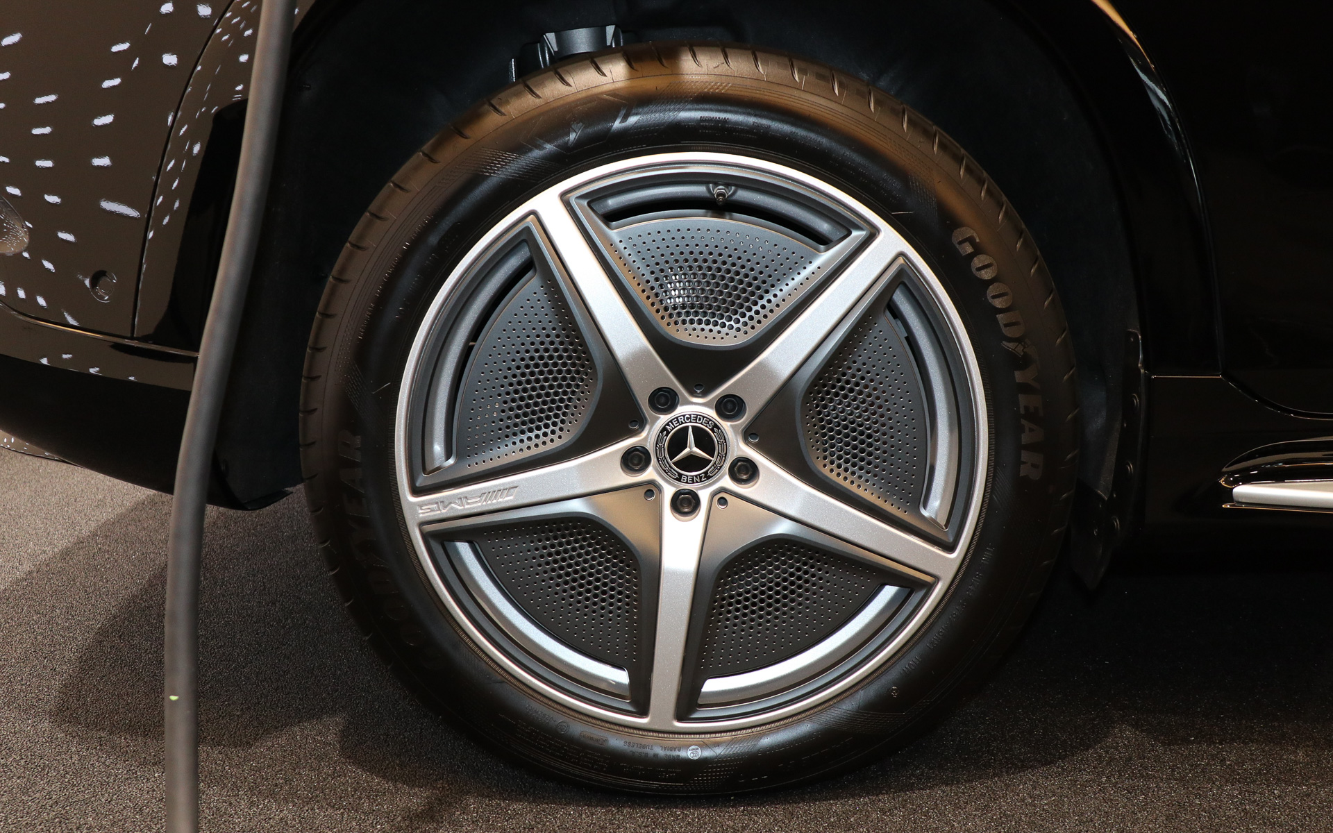 グッドイヤー製タイヤを装着。タイヤサイズは前後275/45R21