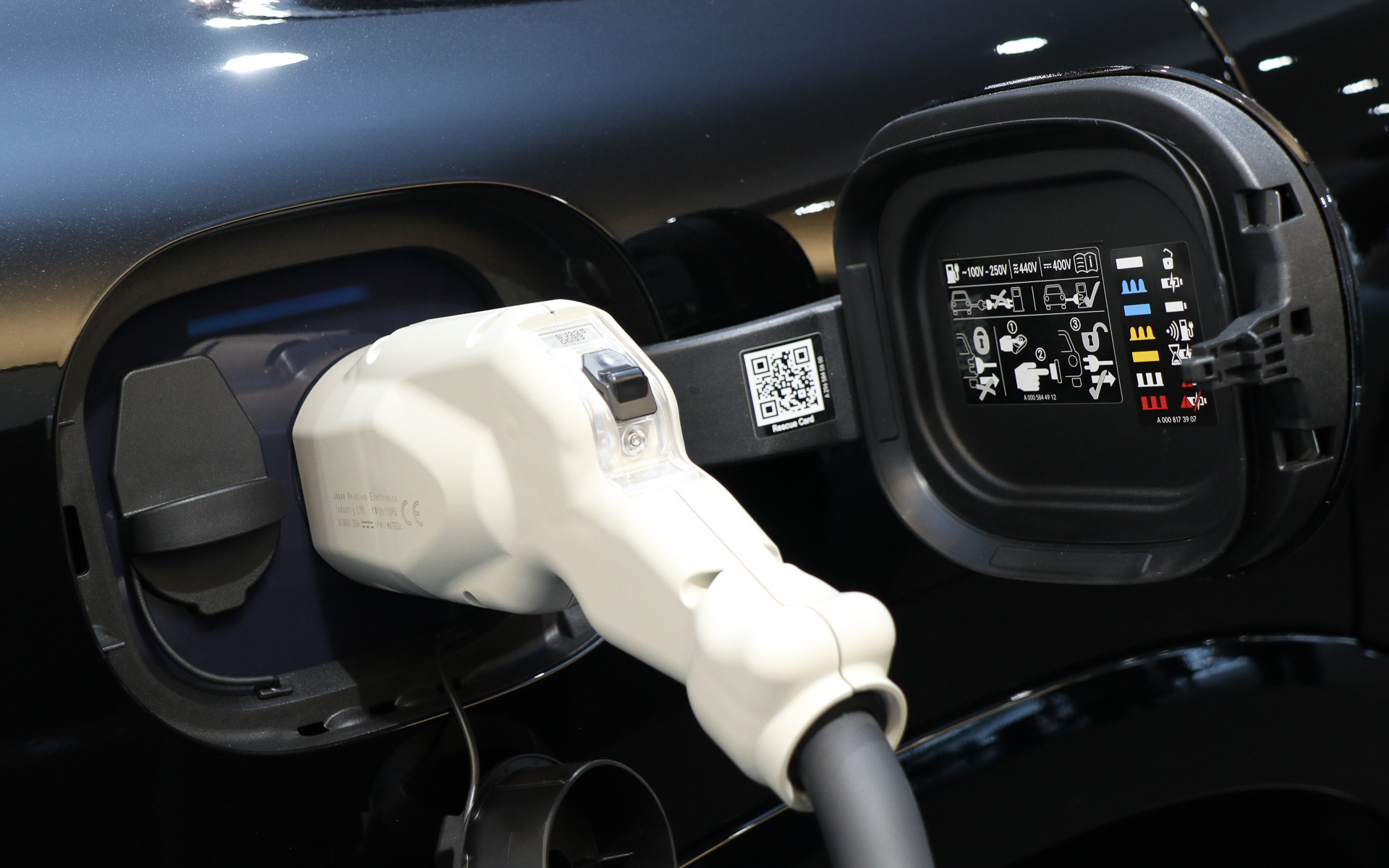 充電ポートは車両の右側後方にレイアウト